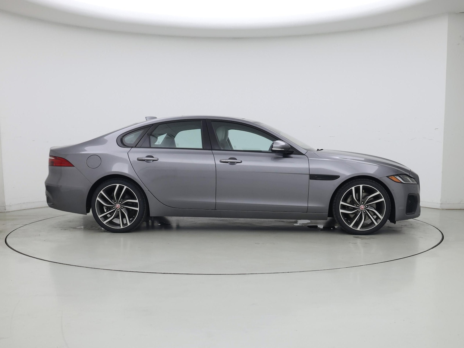 2021 Jaguar XF SE - Photo 8