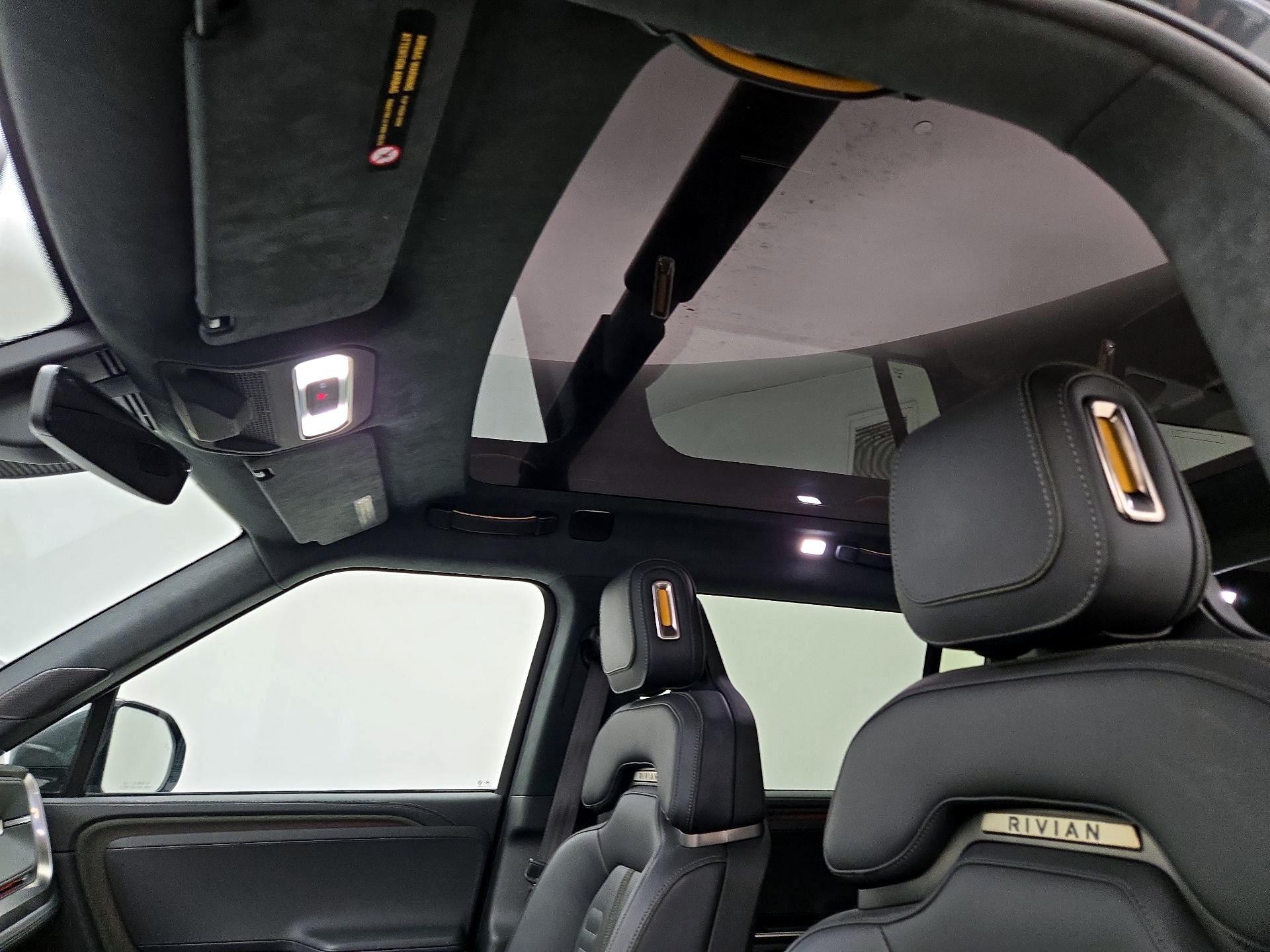 Thumbnail: 2023 Rivian R1S - 19