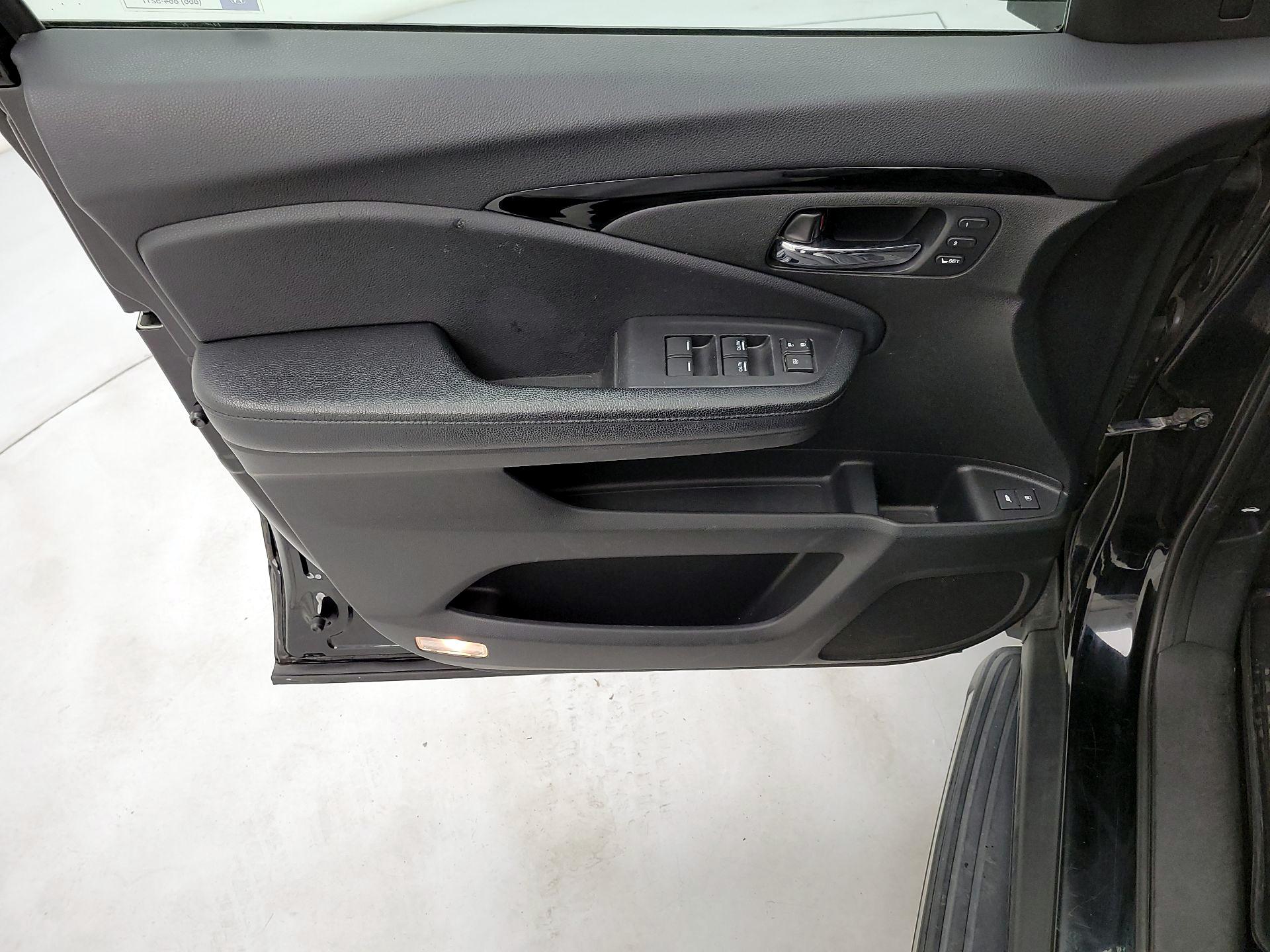 Thumbnail: 2017 Honda Pilot - 12