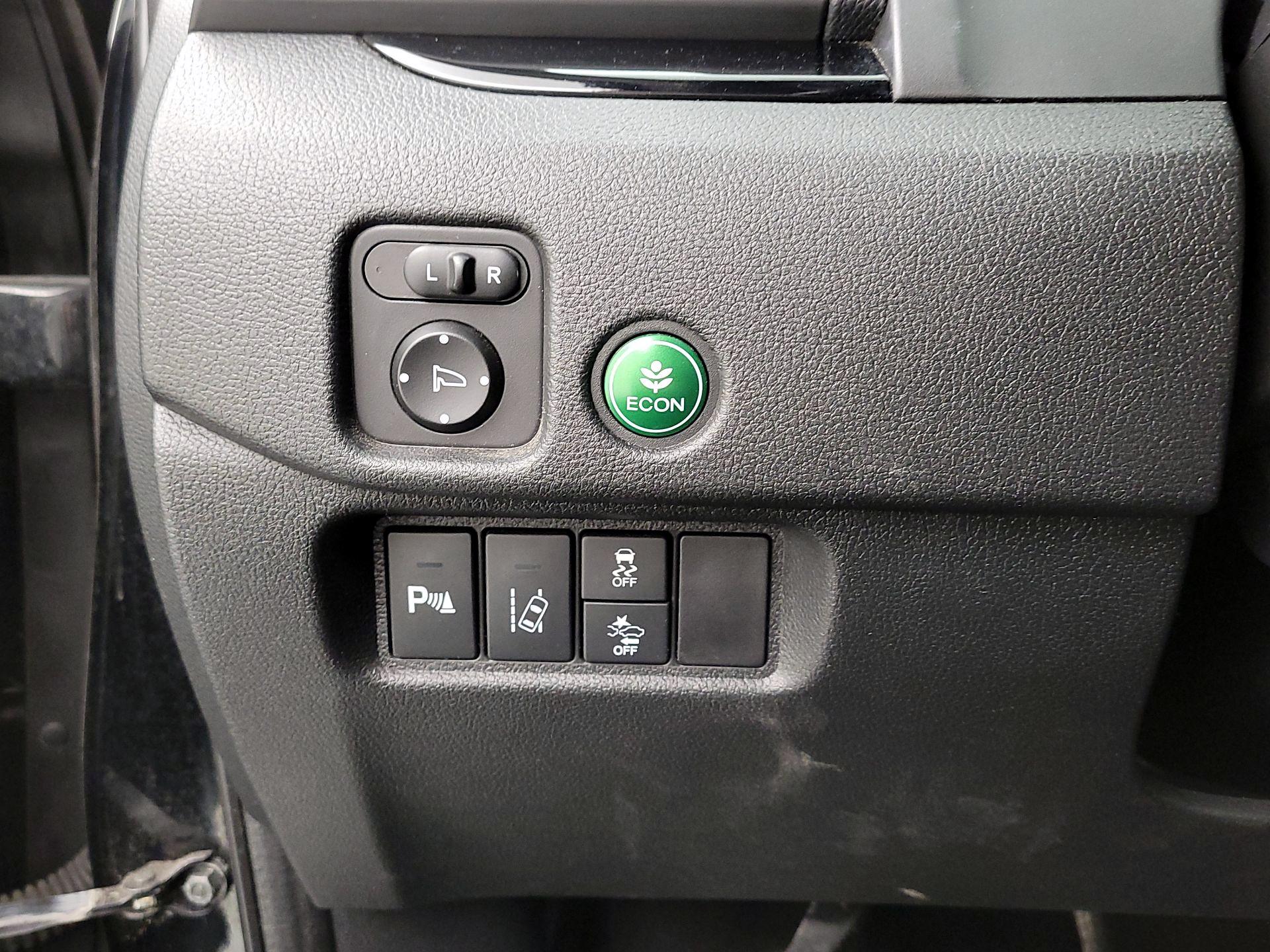 Thumbnail: 2017 Honda Pilot - 13