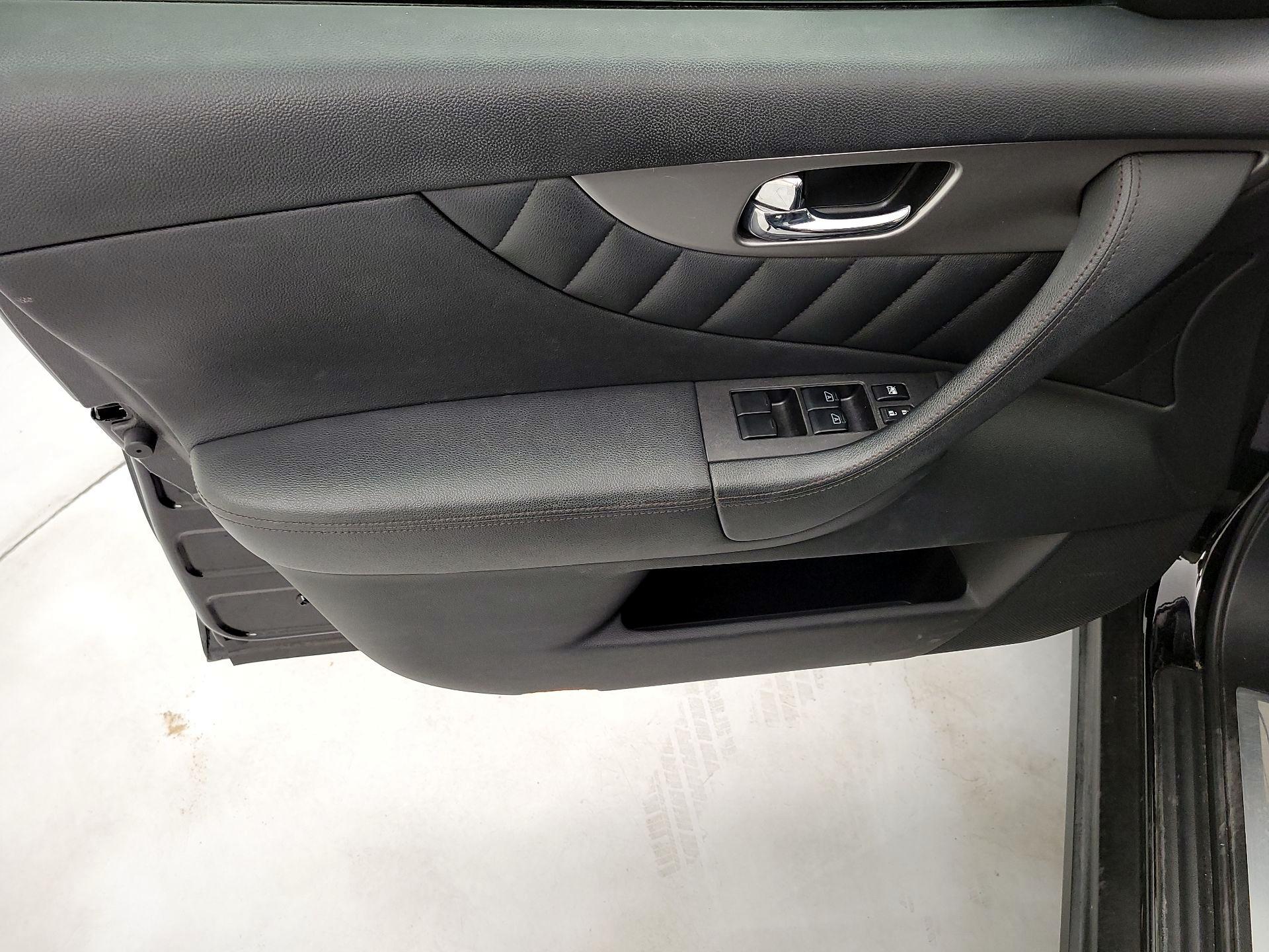 Thumbnail: 2016 INFINITI QX70 - 12