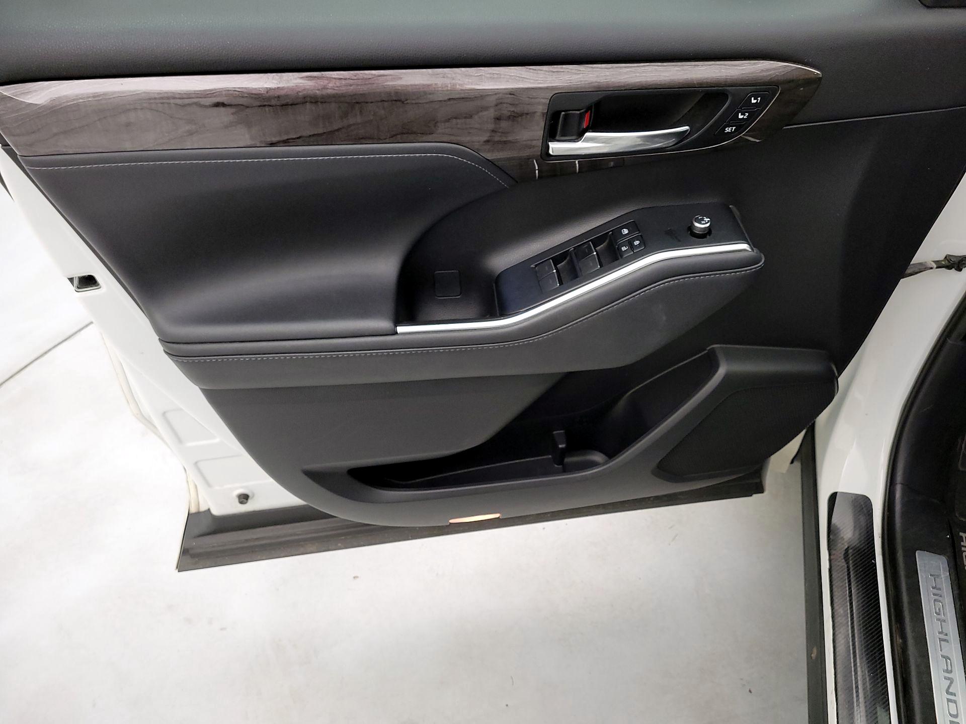 Thumbnail: 2020 Toyota Highlander - 12