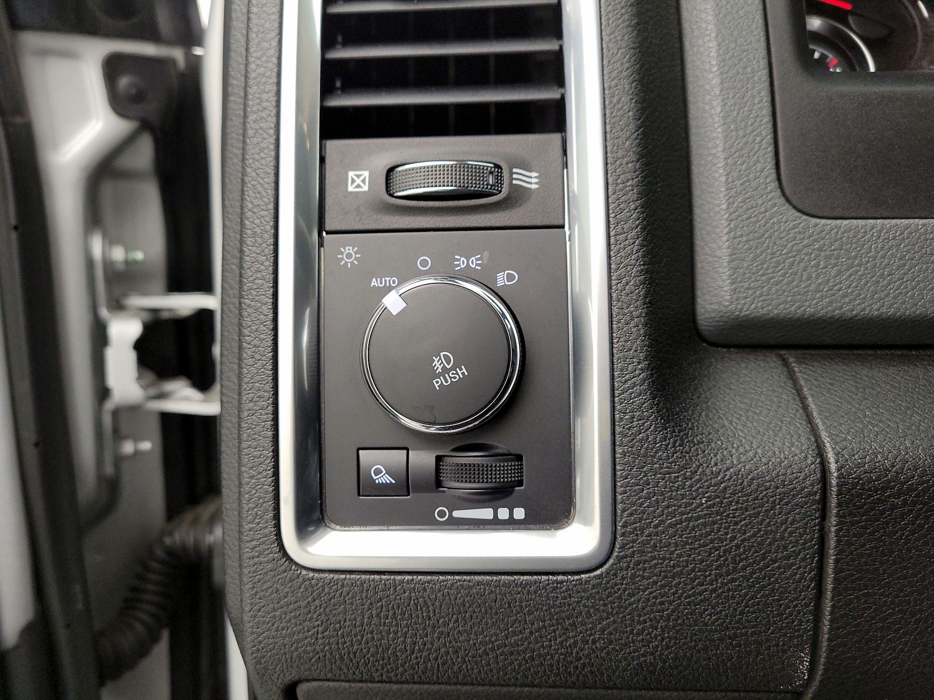 Thumbnail: 2019 RAM 1500 Classic - 13
