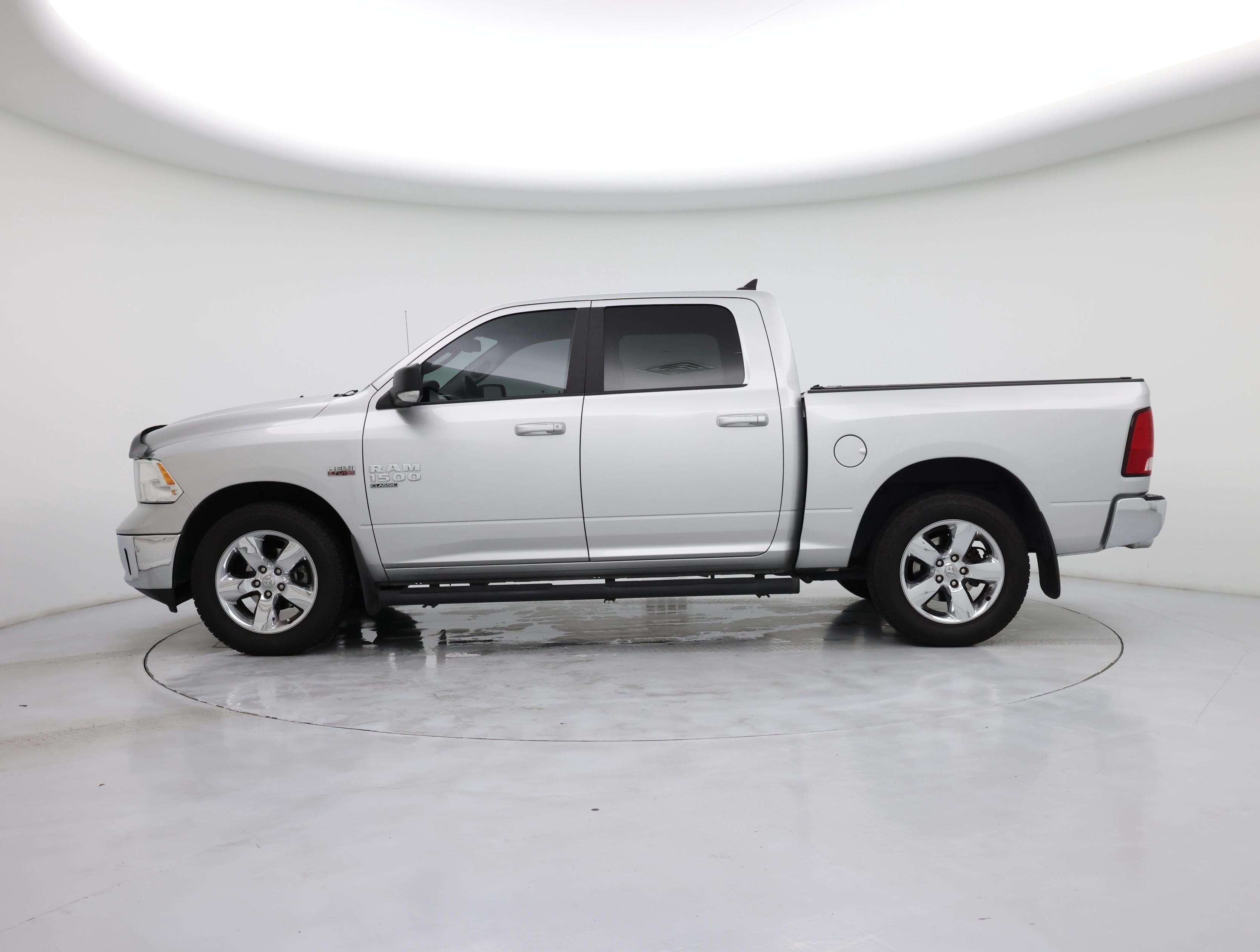 Thumbnail: 2019 RAM 1500 Classic - 3