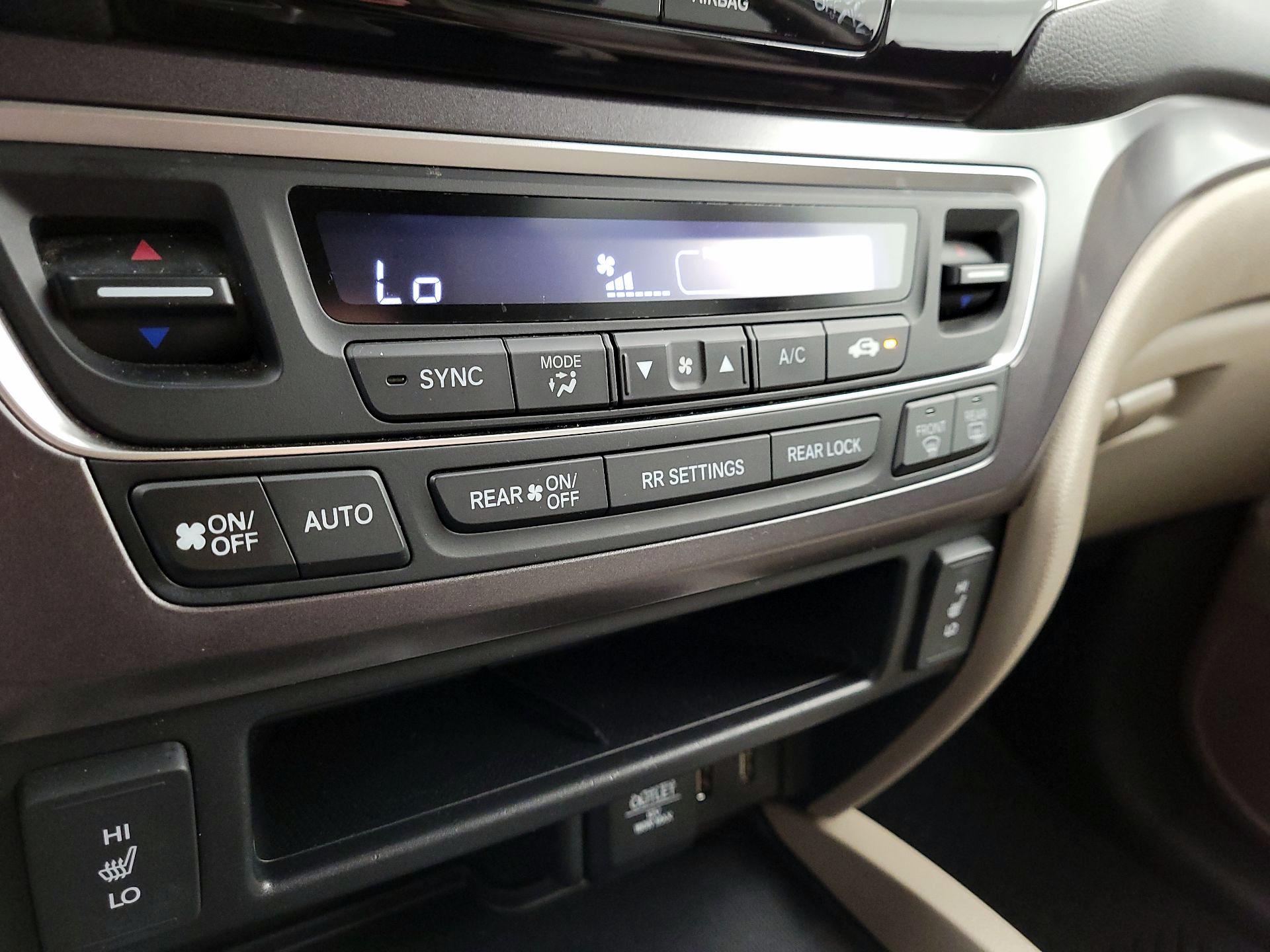 Thumbnail: 2017 Honda Pilot - 17