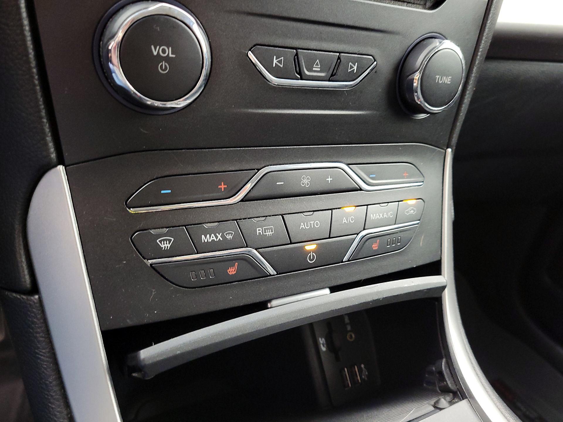 Thumbnail: 2015 Ford Edge - 16
