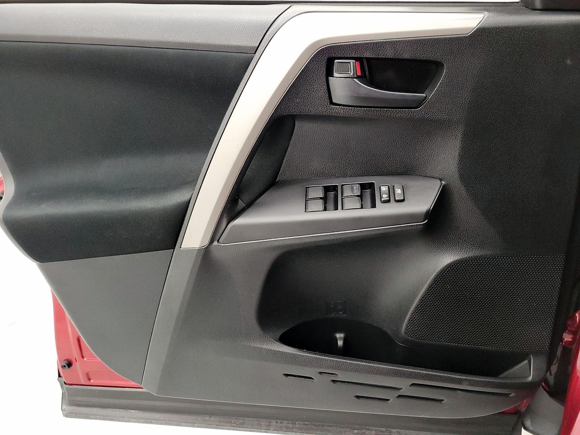 Thumbnail: 2018 Toyota RAV4 - 12