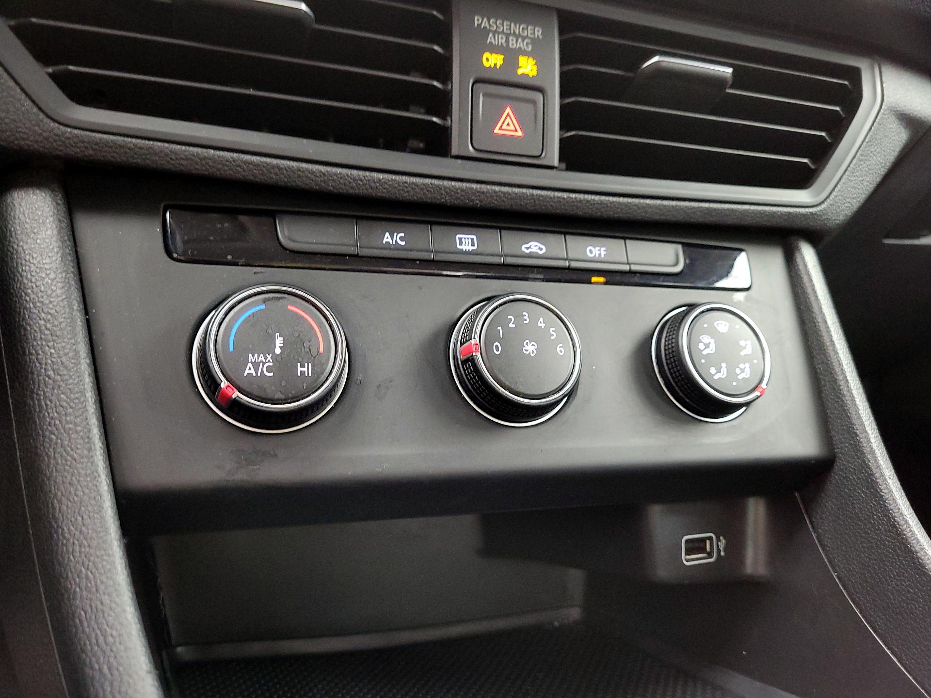 Thumbnail: 2019 Volkswagen Jetta - 16