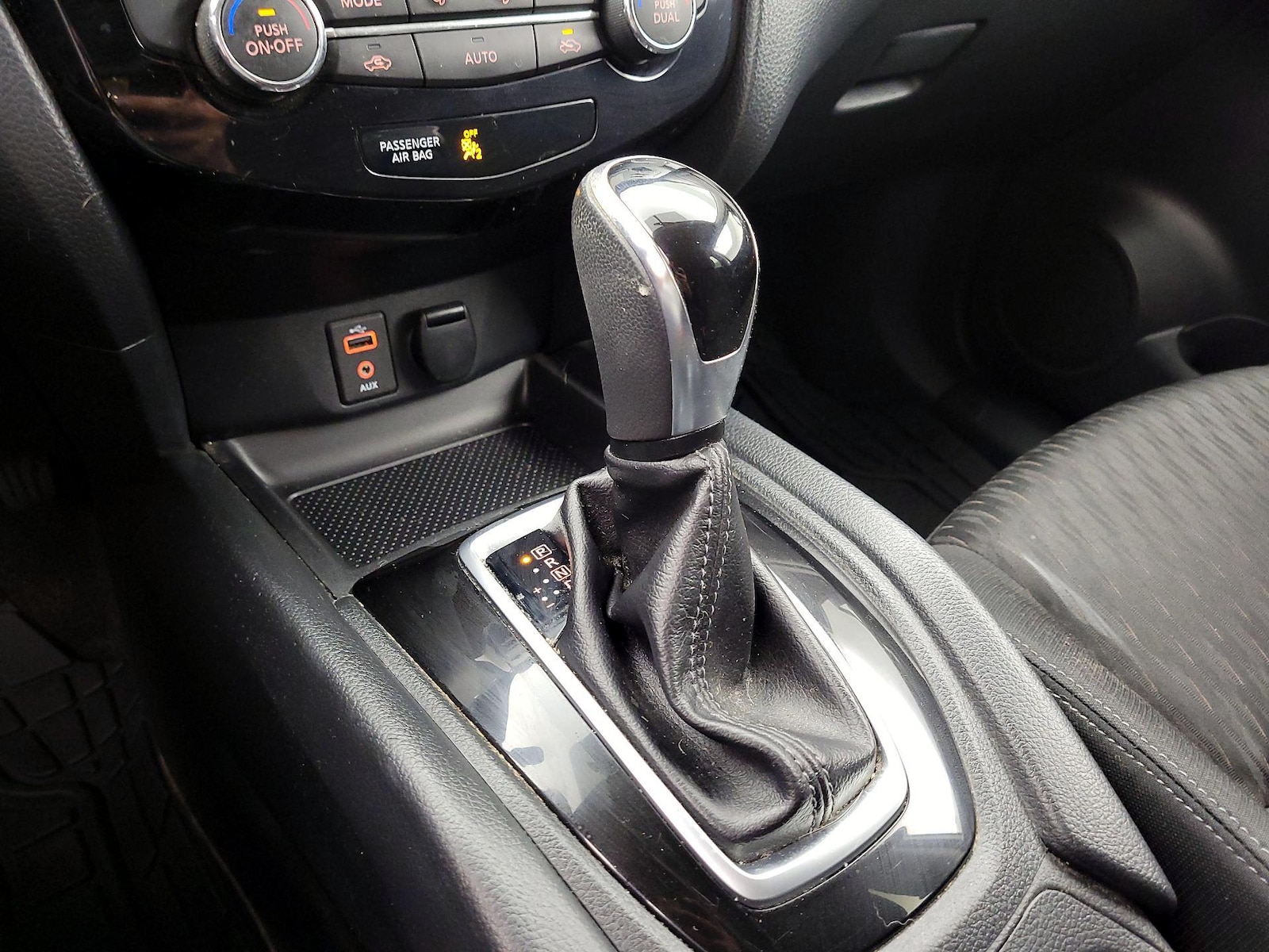 2017 Nissan Rogue SV - Photo 18