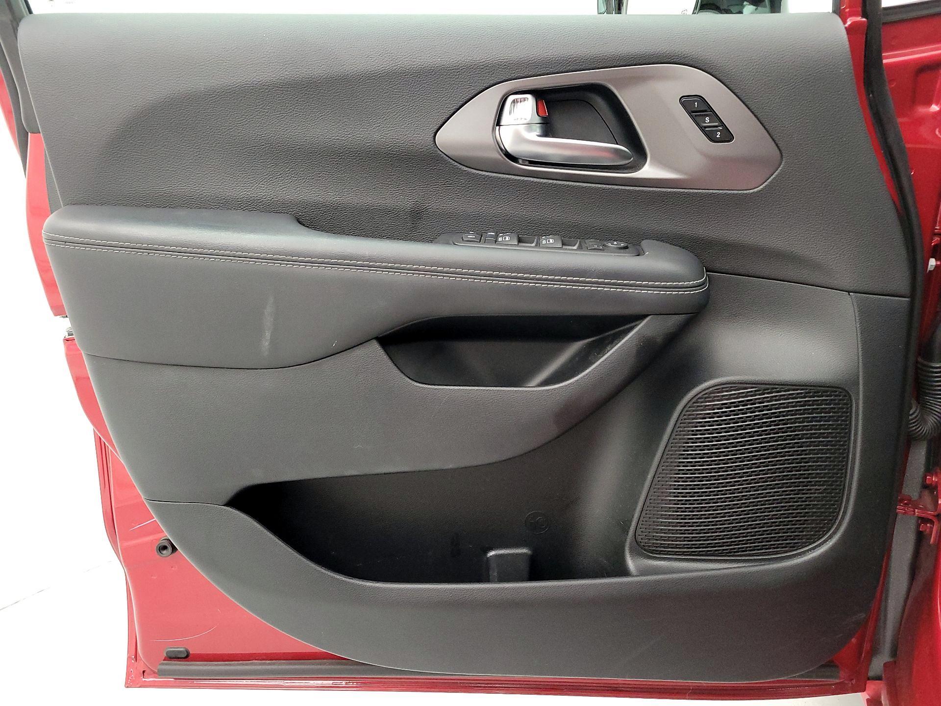 Thumbnail: 2025 Chrysler Pacifica - 12