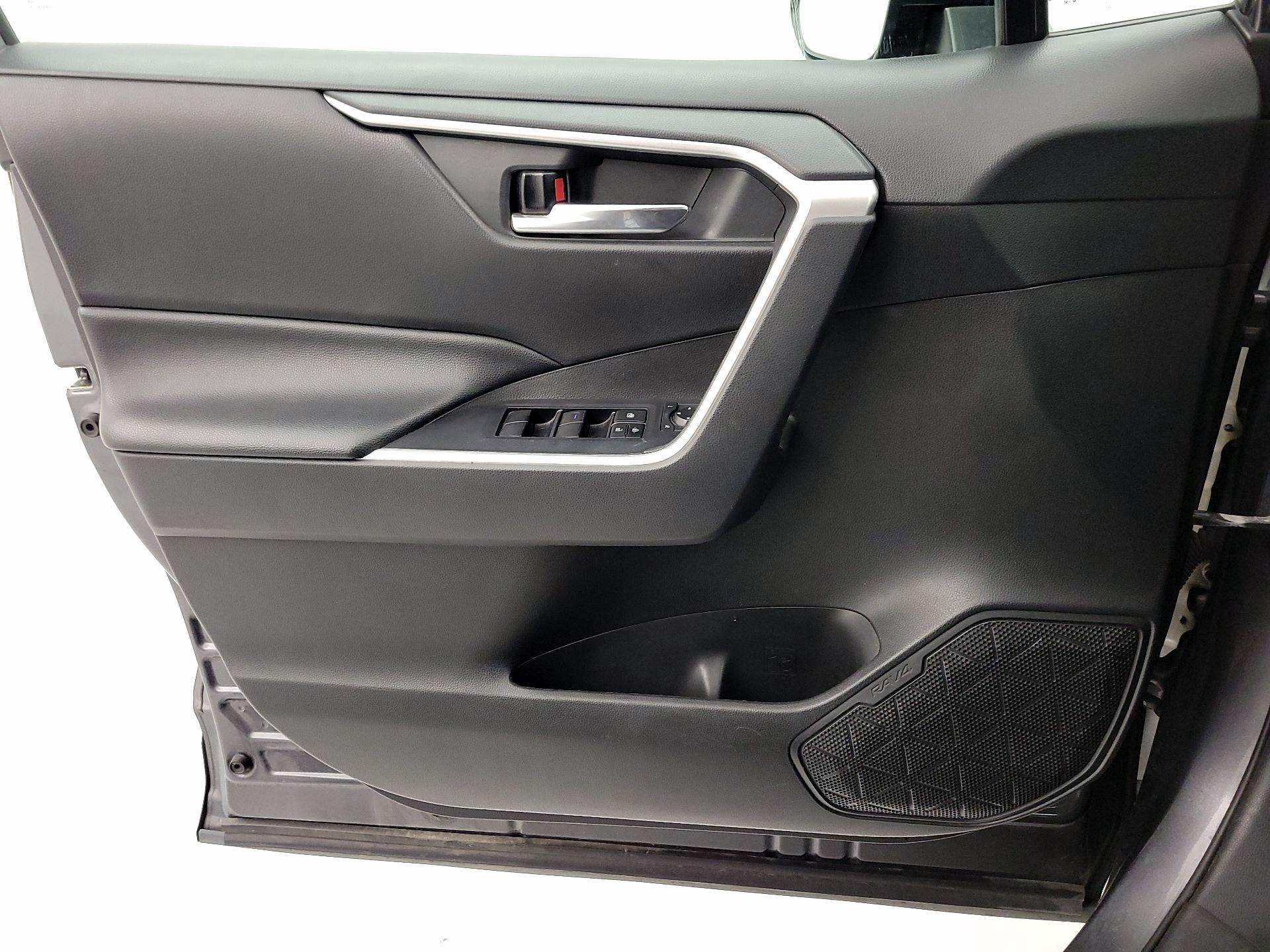 Thumbnail: 2020 Toyota RAV4 - 12