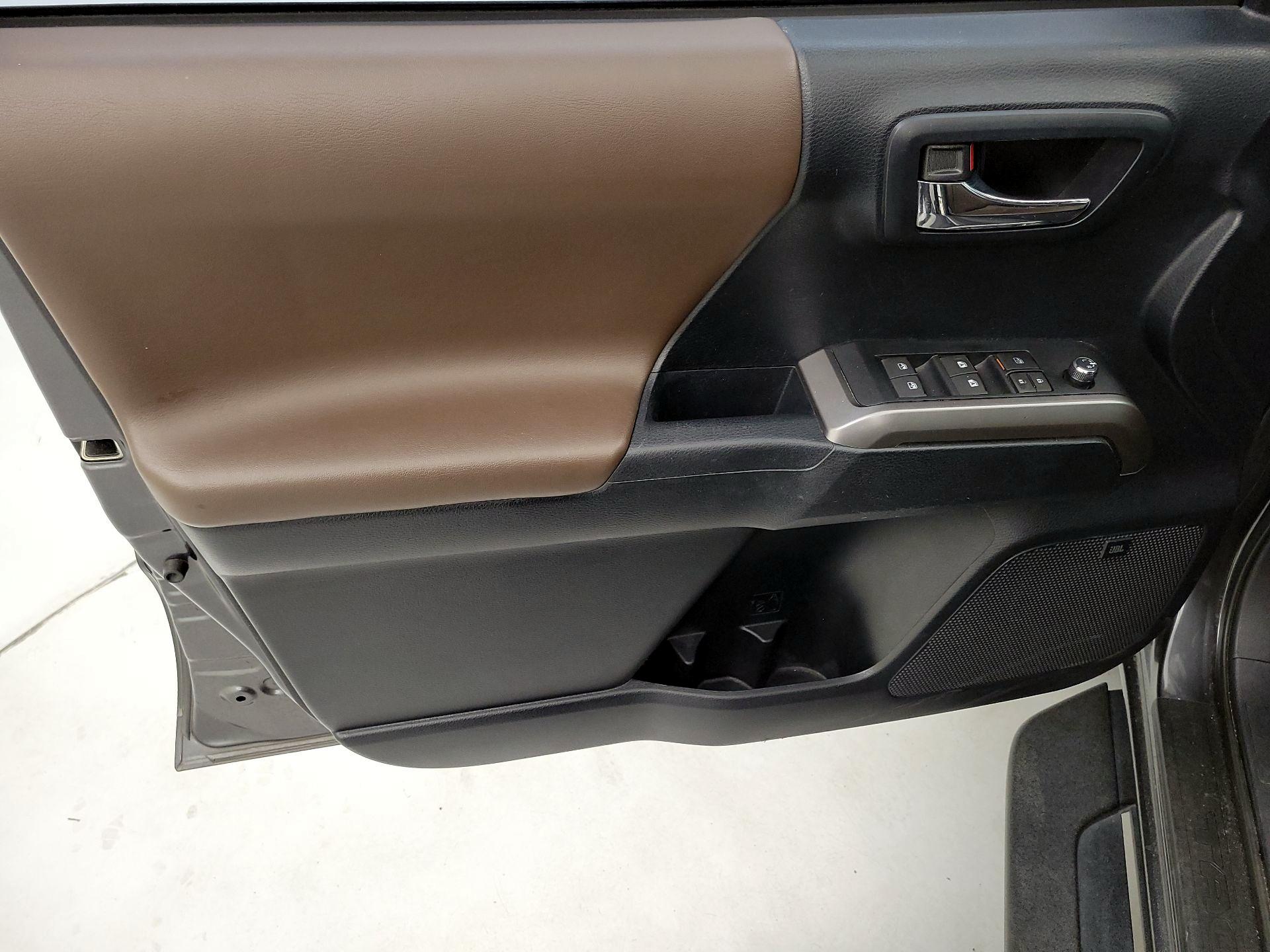 Thumbnail: 2016 Toyota Tacoma - 12
