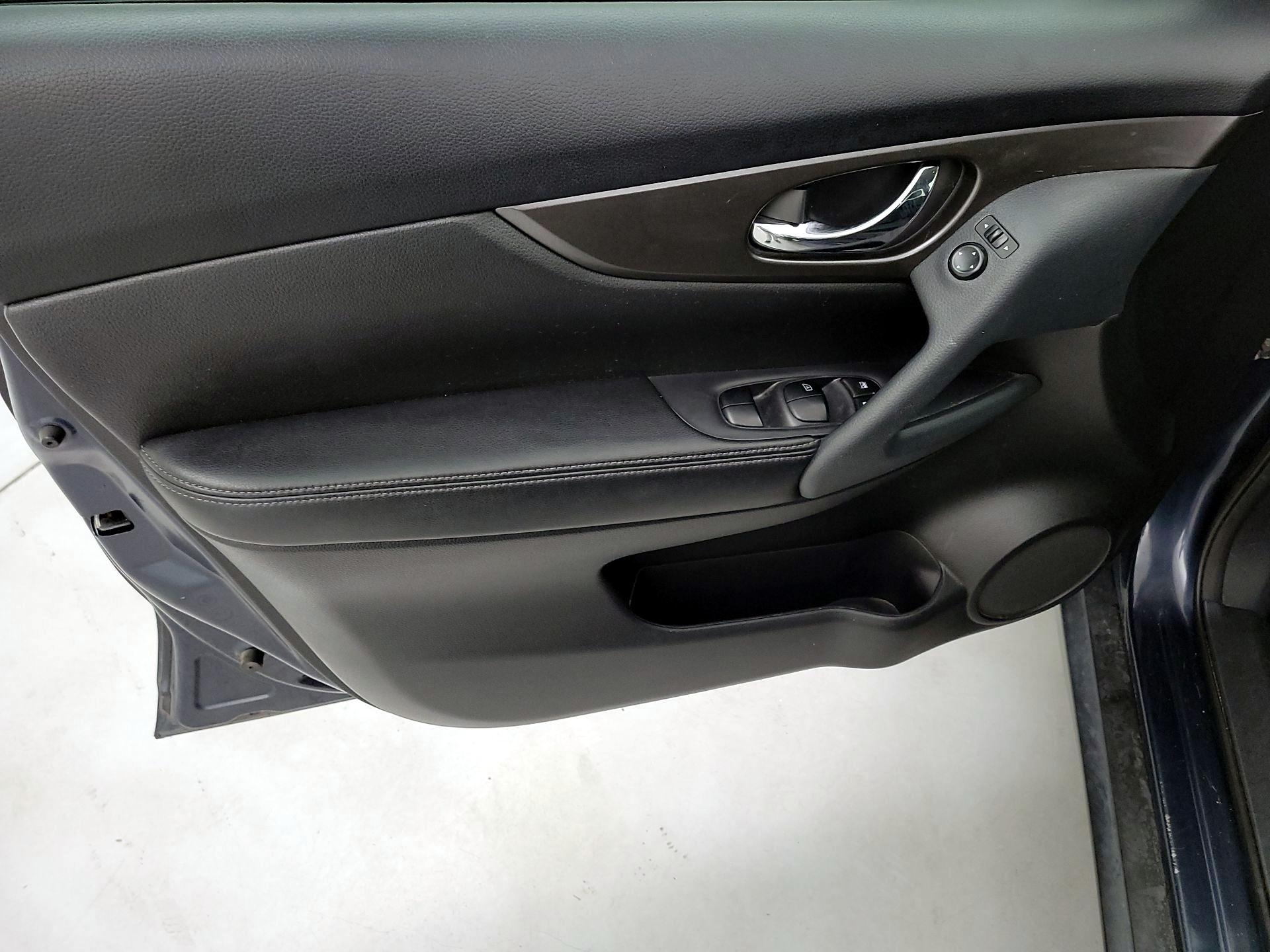 Thumbnail: 2015 Nissan Rogue - 12