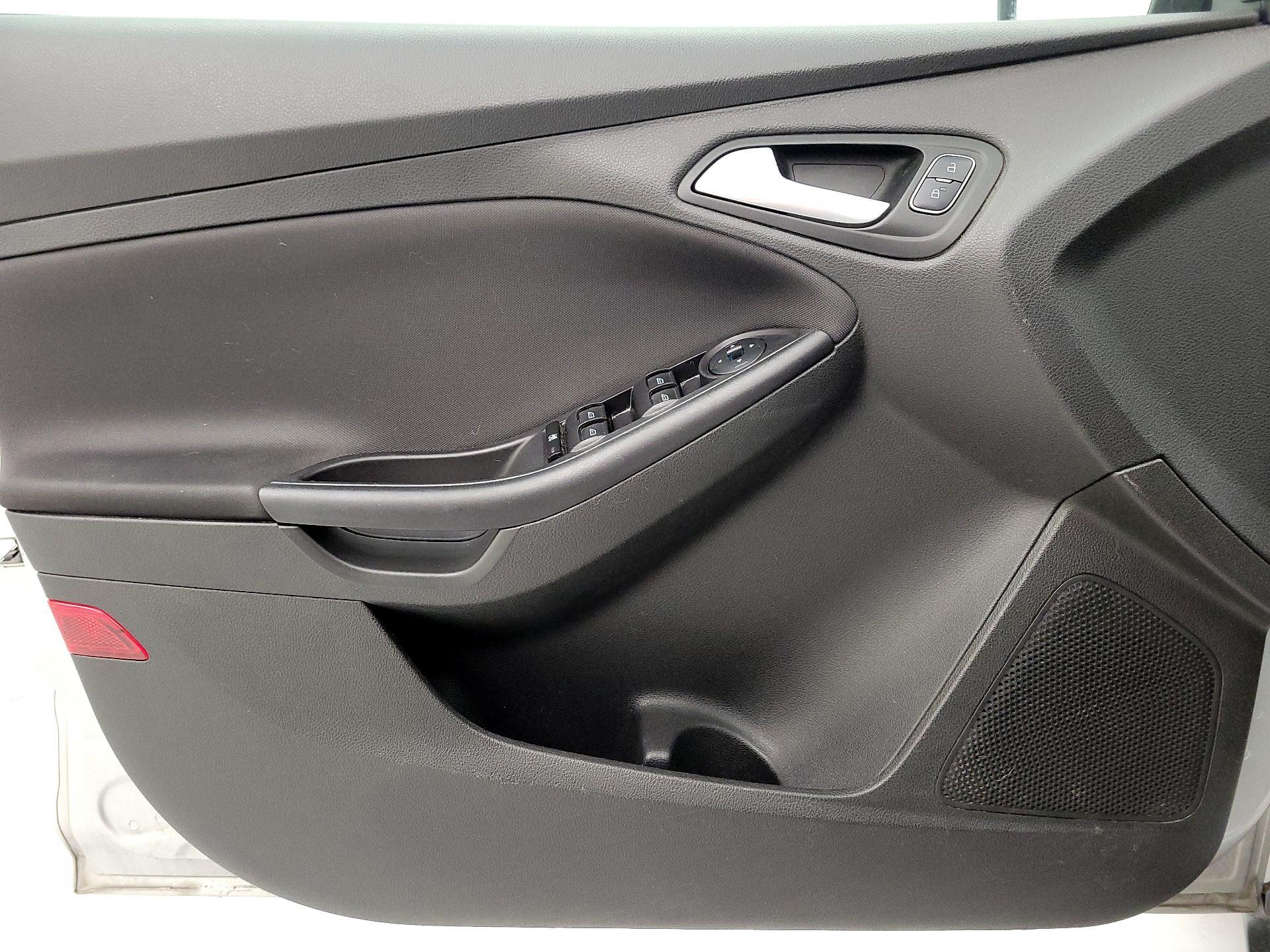 Thumbnail: 2015 Ford Focus - 12