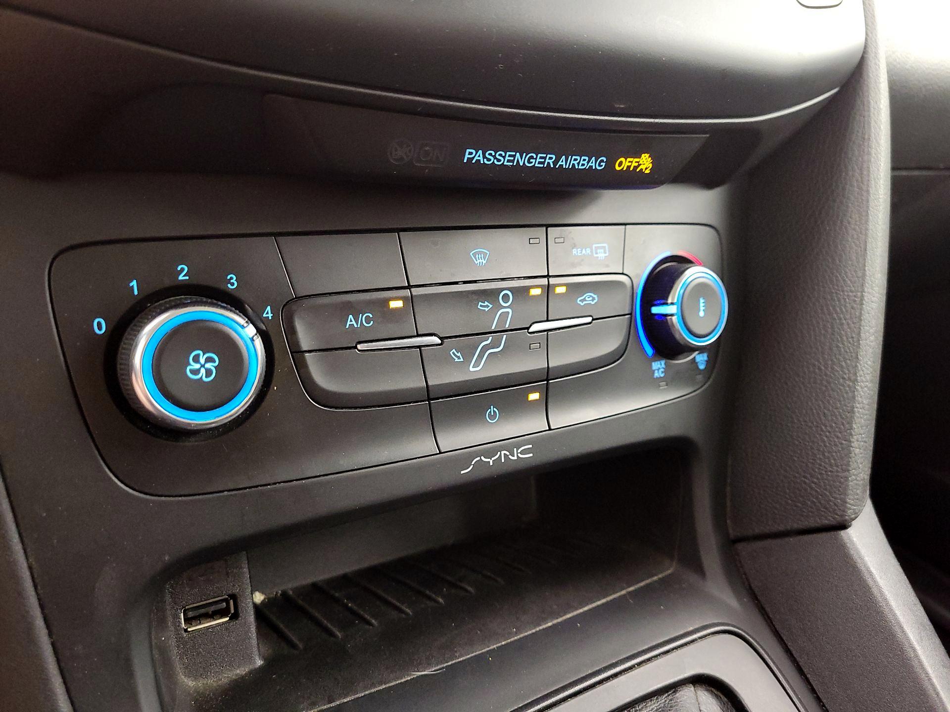 Thumbnail: 2015 Ford Focus - 16