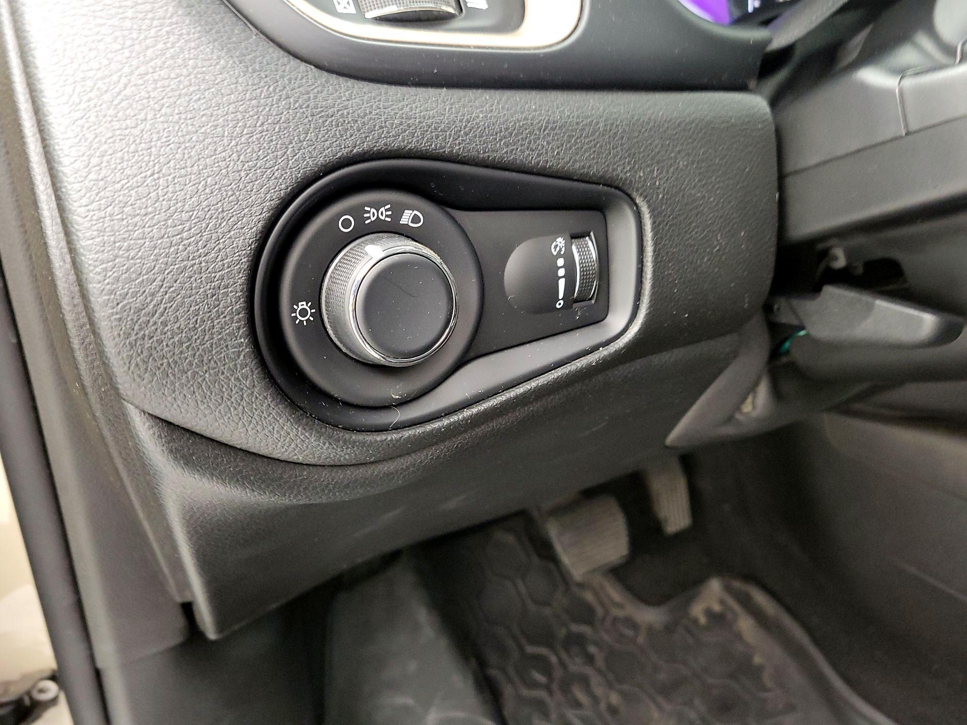 Thumbnail: 2015 Jeep Renegade - 13