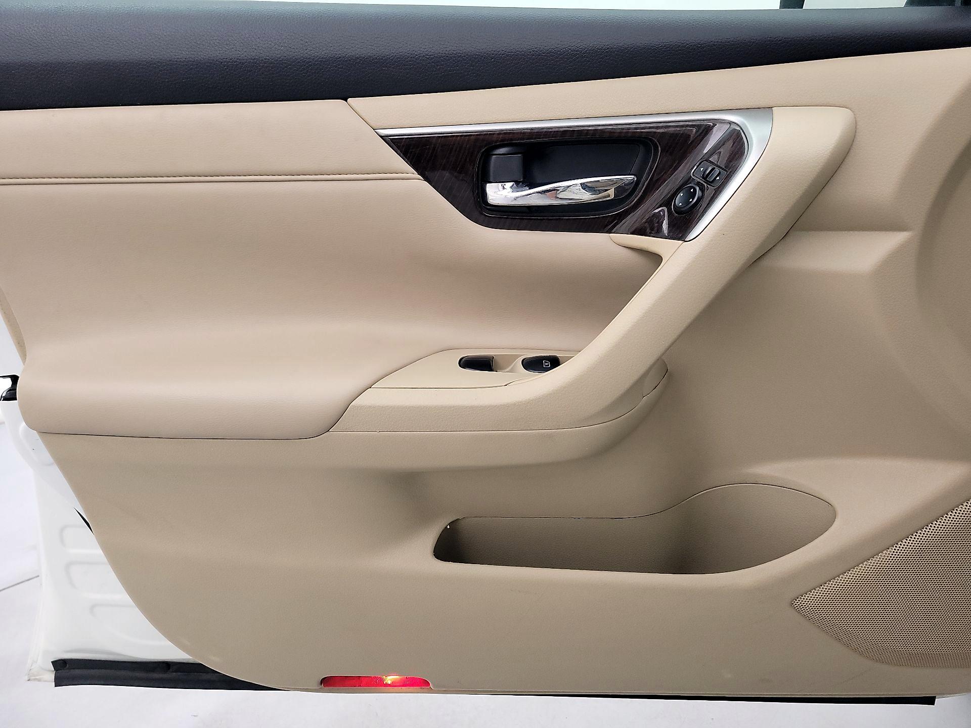 Thumbnail: 2015 Nissan Altima - 12