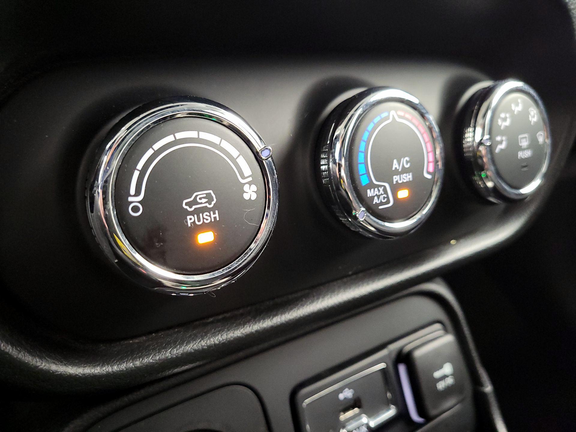 Thumbnail: 2015 Jeep Renegade - 17