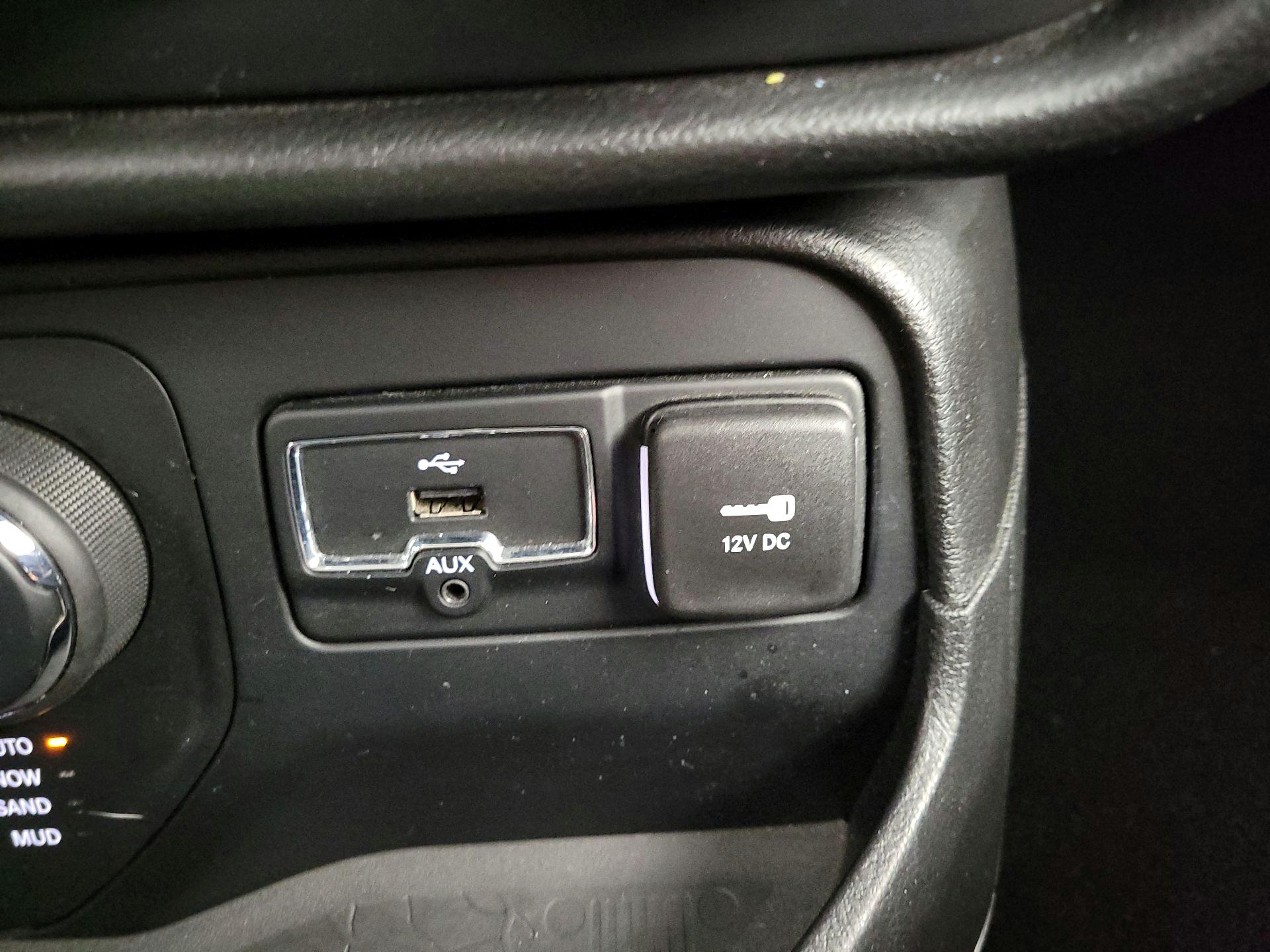 Thumbnail: 2015 Jeep Renegade - 19