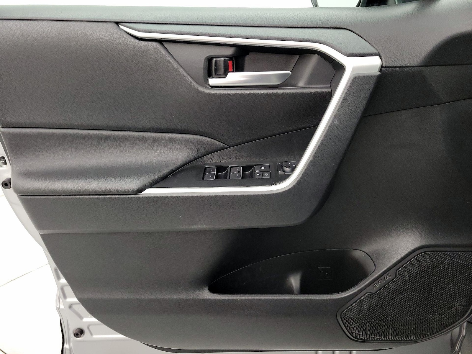 2025 Toyota RAV4 XLE - Photo 13