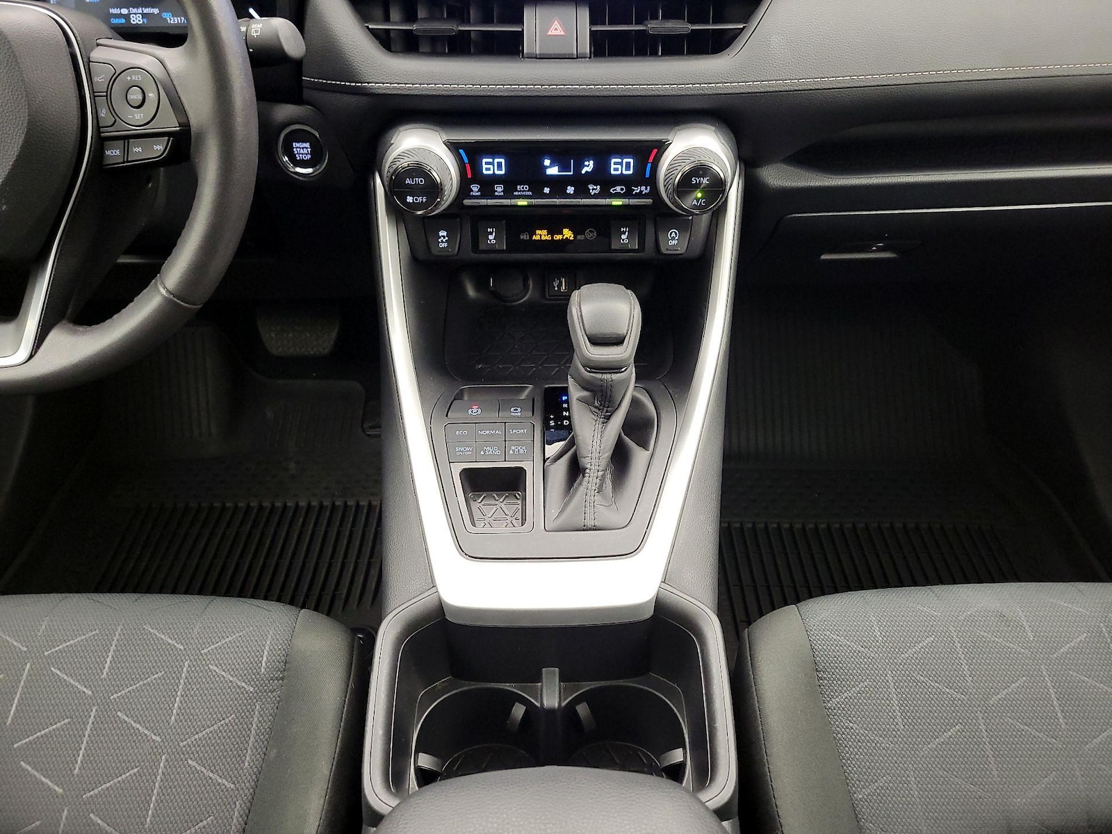 2025 Toyota RAV4 XLE - Photo 18