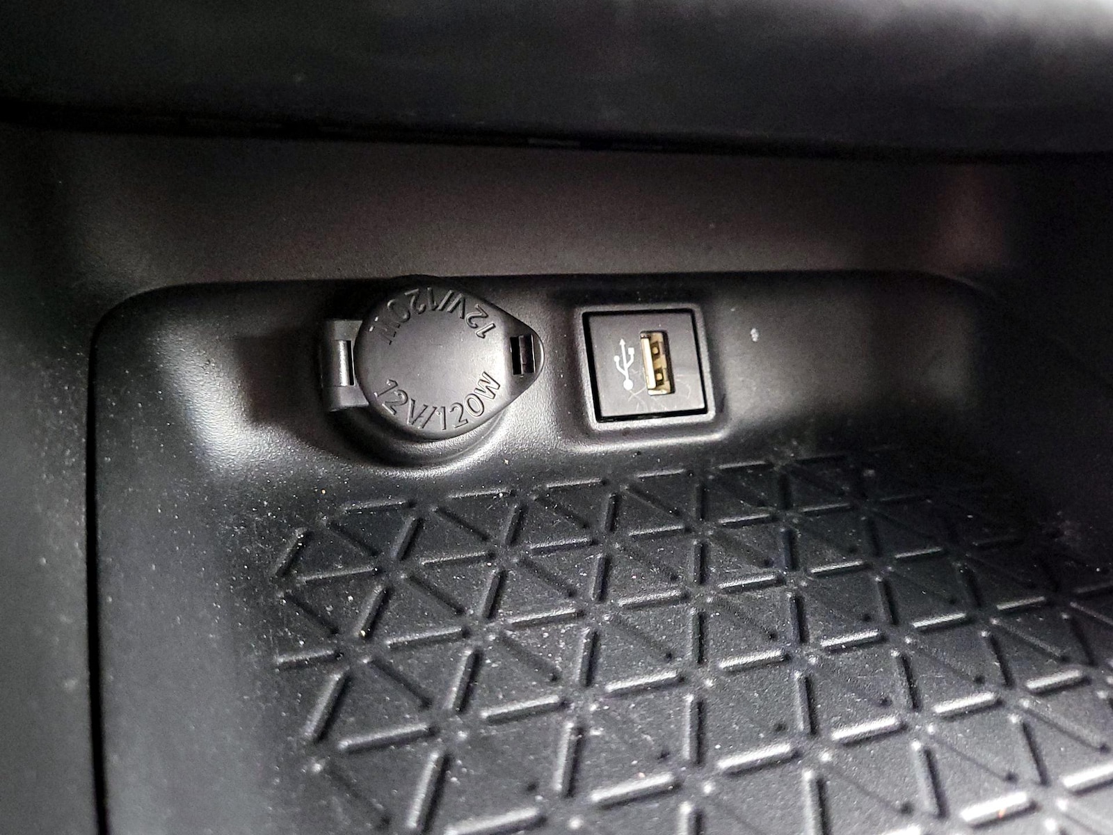 2025 Toyota RAV4 XLE - Photo 19
