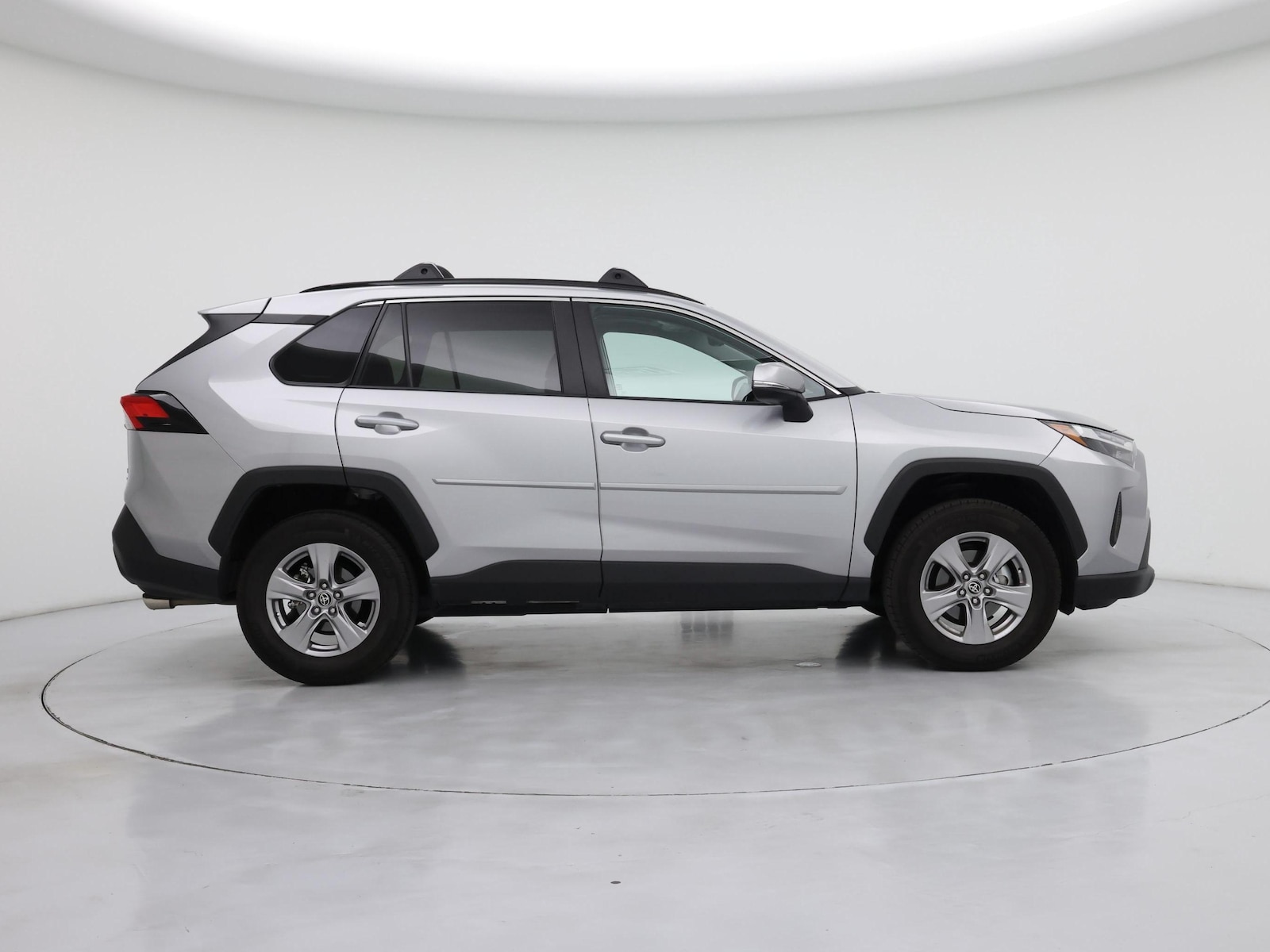 2025 Toyota RAV4 XLE - Photo 8