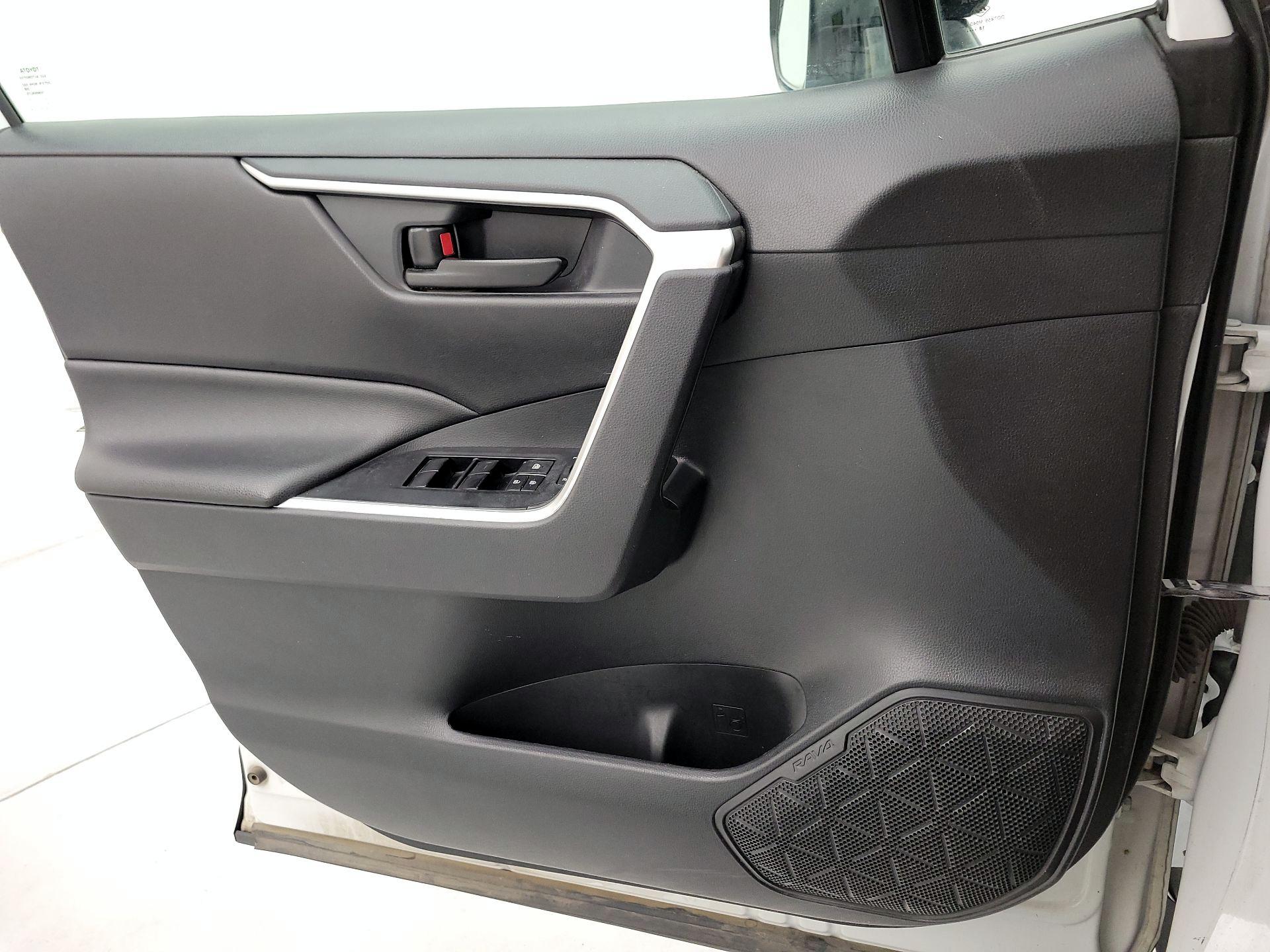 Thumbnail: 2019 Toyota RAV4 - 12