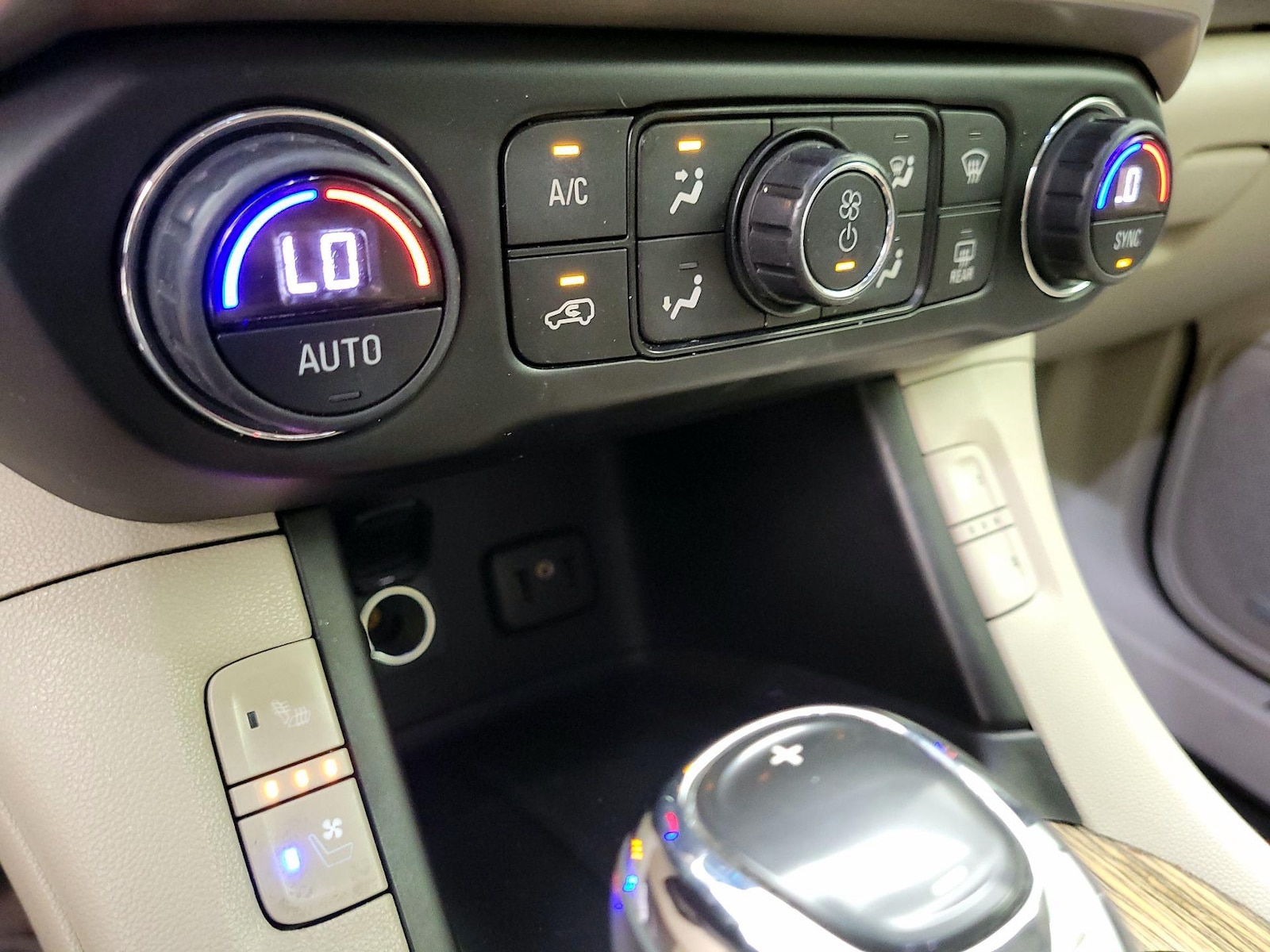 2019 GMC Acadia Denali - Photo 18