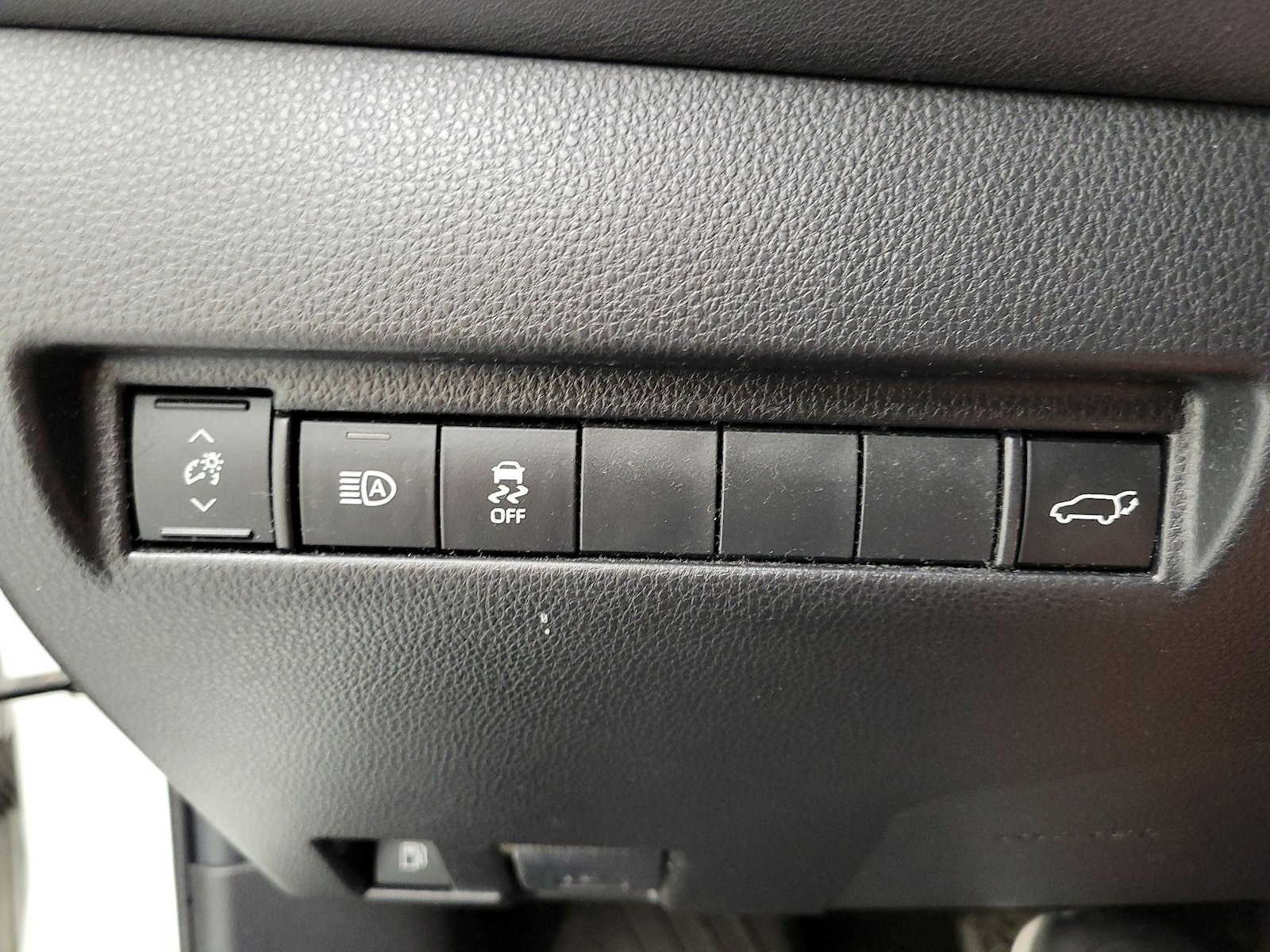 2021 Toyota Venza LE - Photo 14