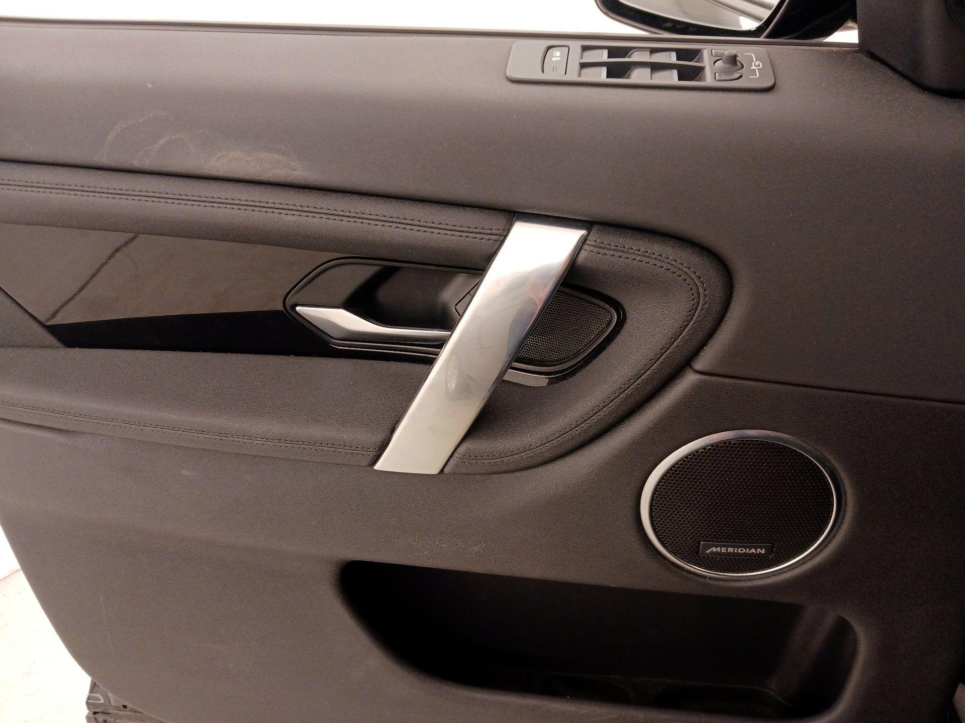 Thumbnail: 2020 Land Rover Discovery Sport - 12
