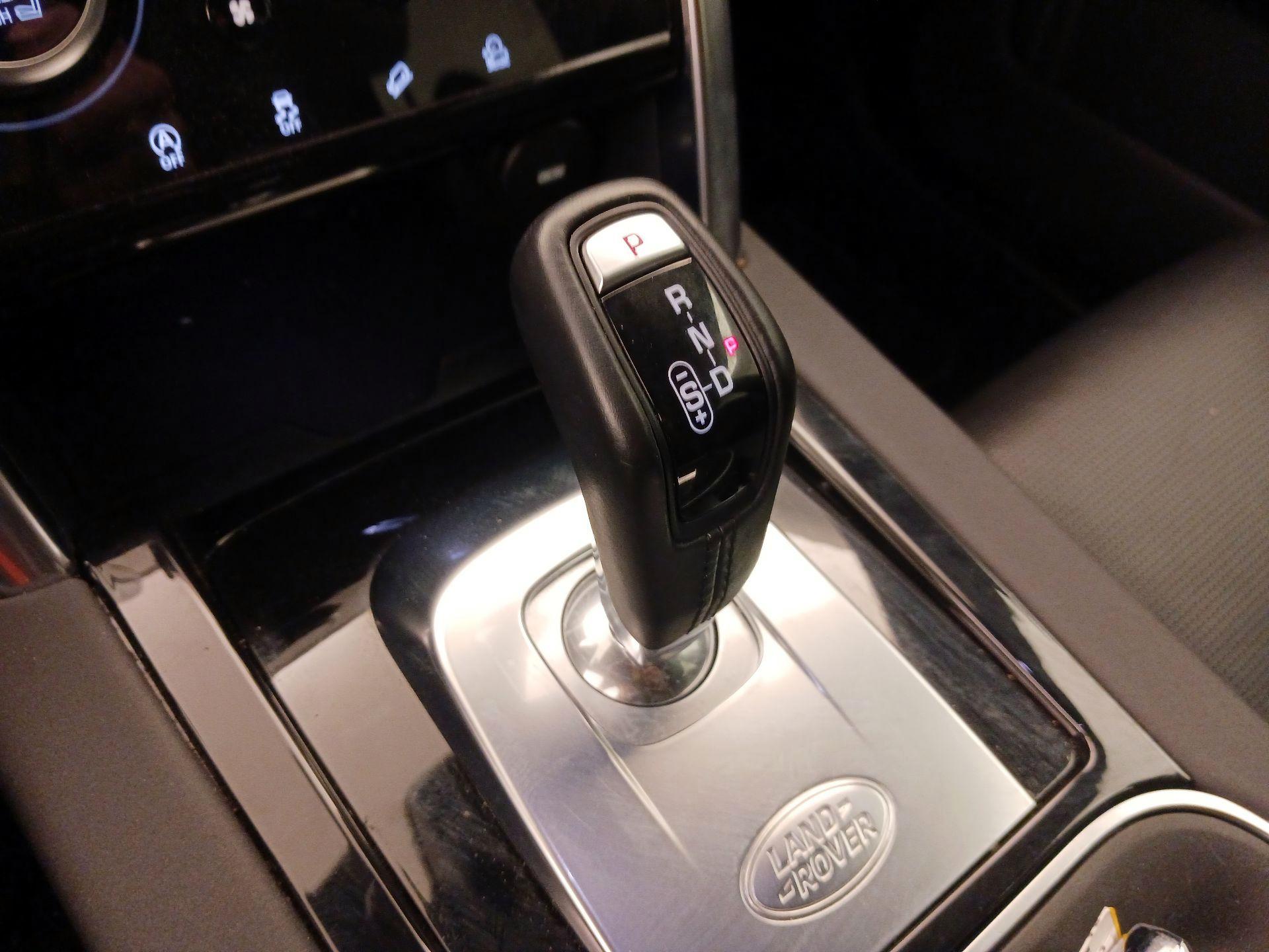 Thumbnail: 2020 Land Rover Discovery Sport - 18