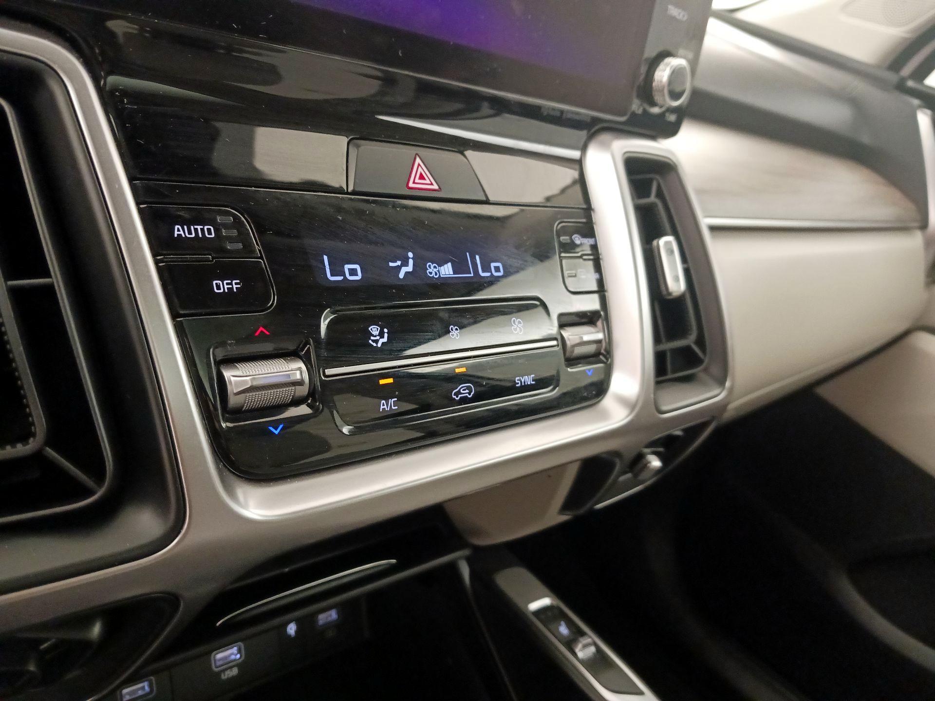 Thumbnail: 2023 Kia Sorento - 17