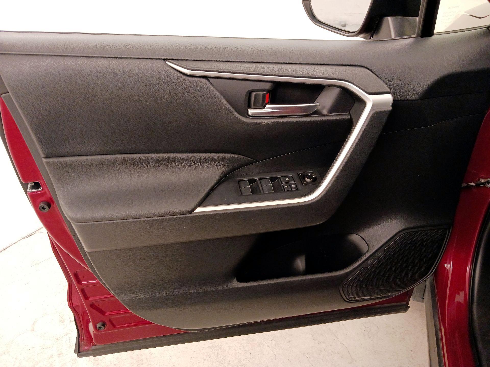 Thumbnail: 2019 Toyota RAV4 - 12