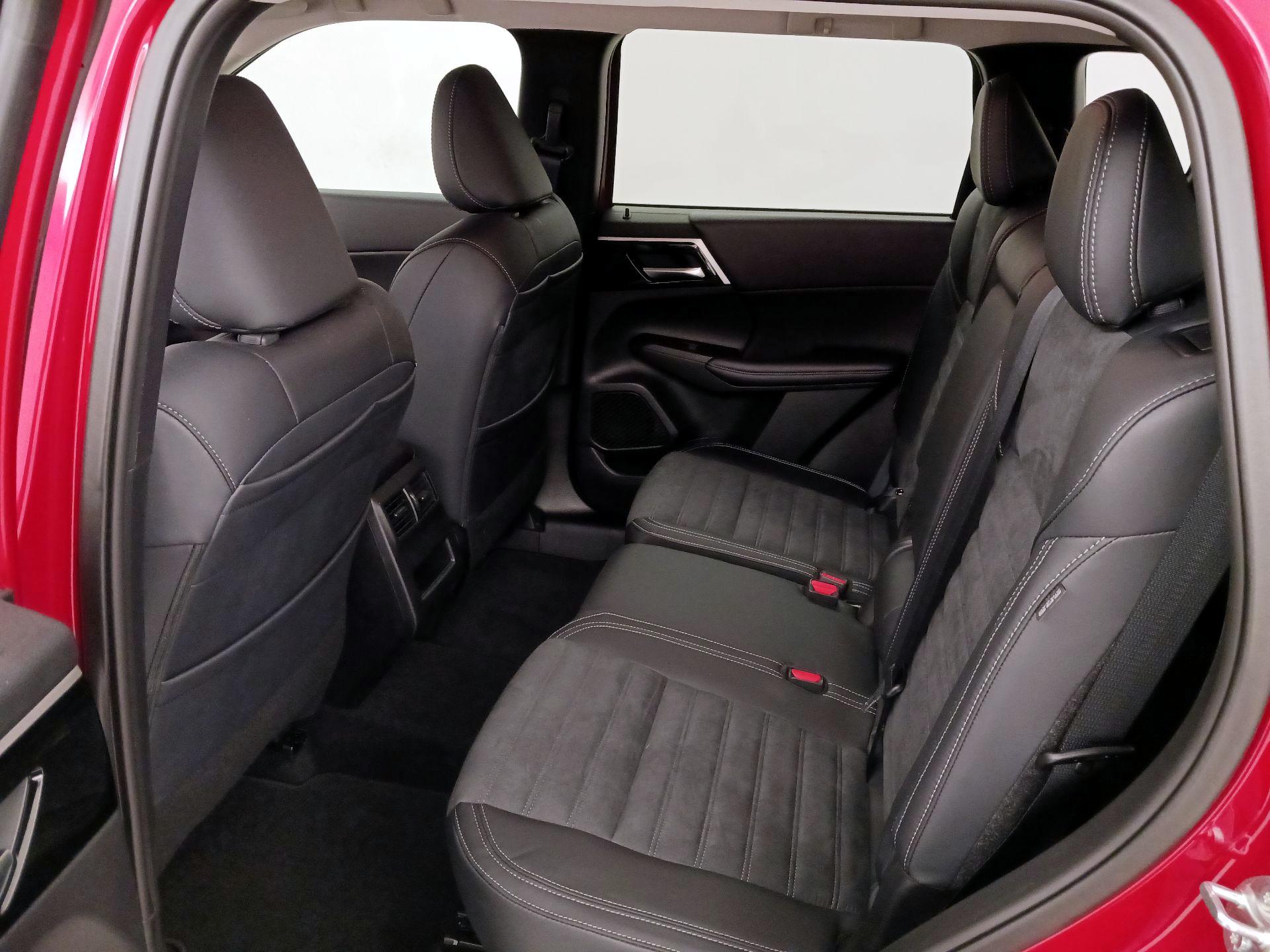 Thumbnail: 2024 Mitsubishi Outlander - 20