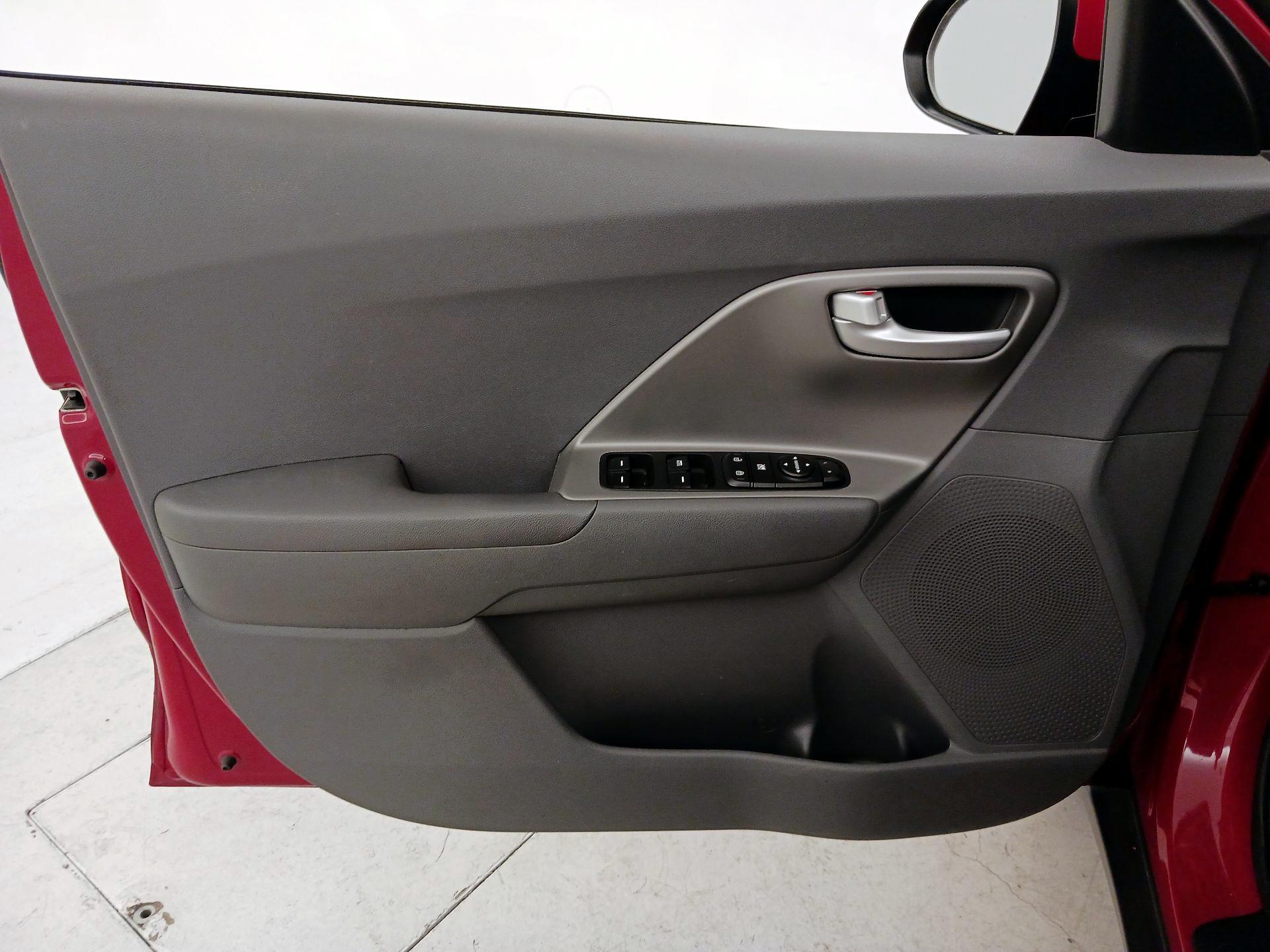 Thumbnail: 2017 Kia Niro - 12