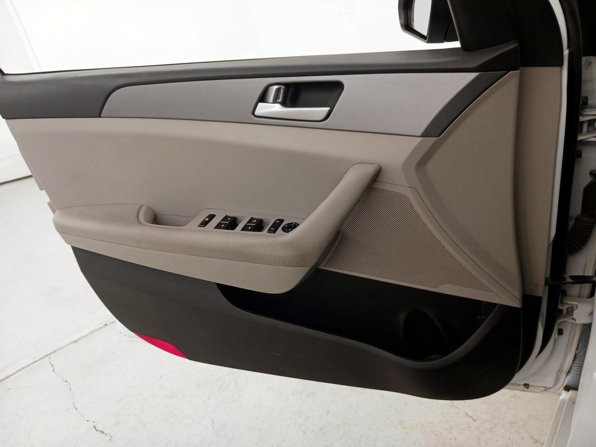 Thumbnail: 2016 Hyundai Sonata - 12