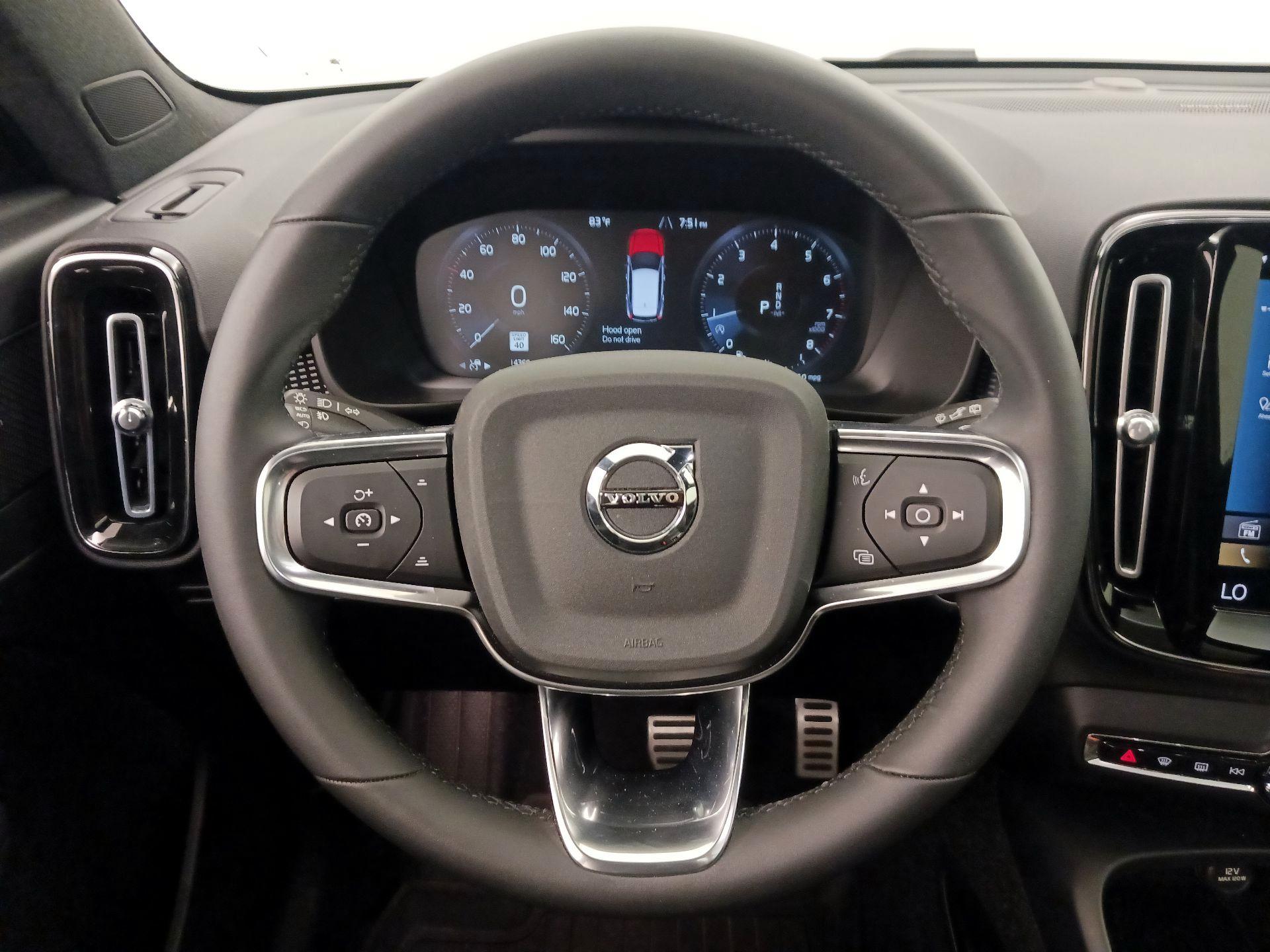 Thumbnail: 2022 Volvo XC40 - 10