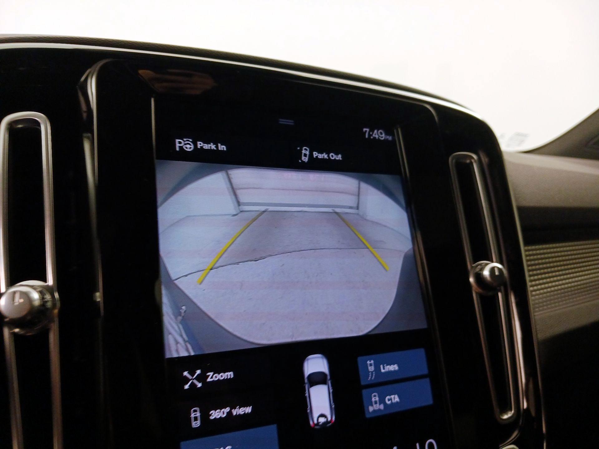 Thumbnail: 2022 Volvo XC40 - 15