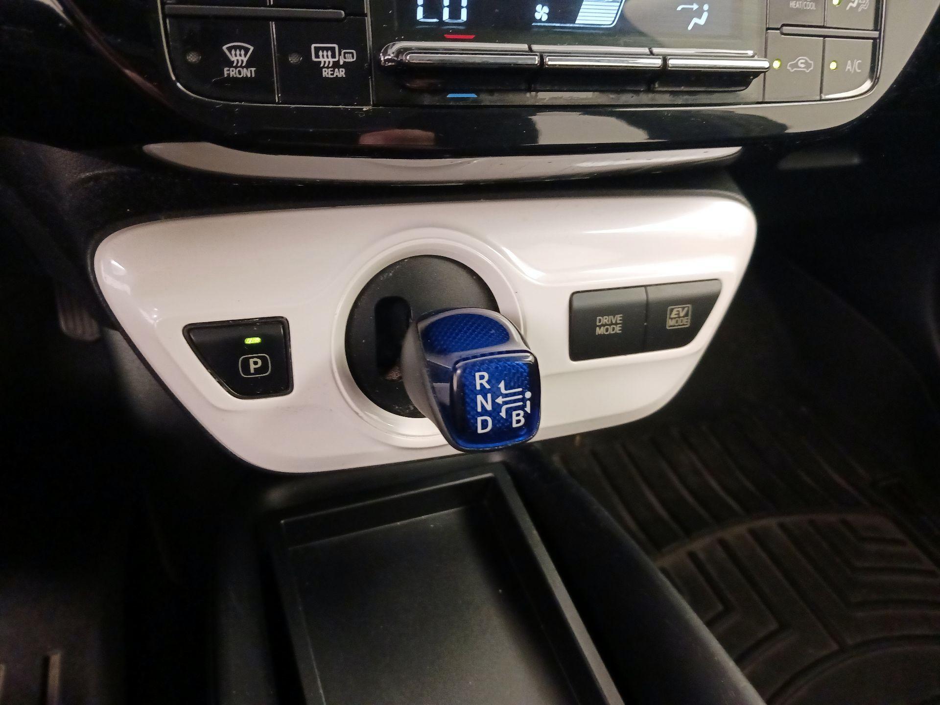 Thumbnail: 2016 Toyota Prius - 17