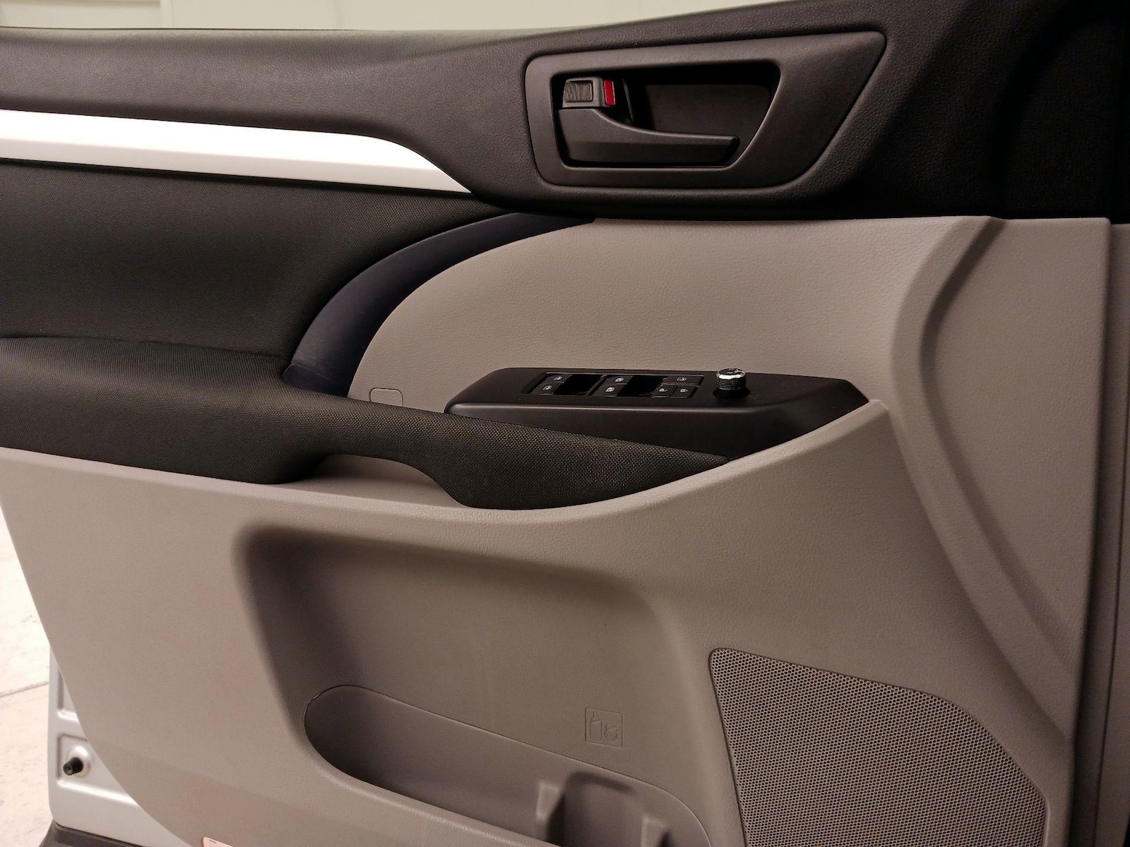 2018 Toyota Highlander LE - Photo 13