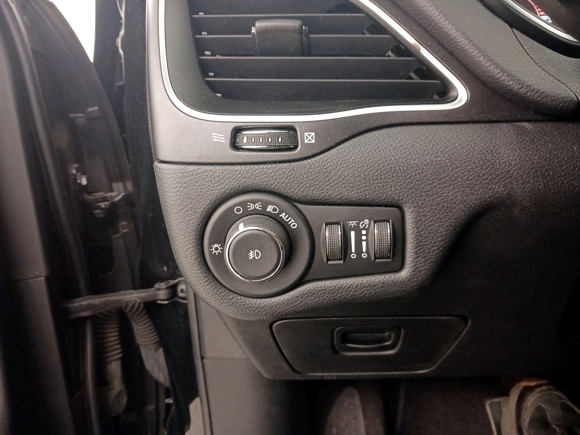 Thumbnail: 2019 Jeep Cherokee - 13