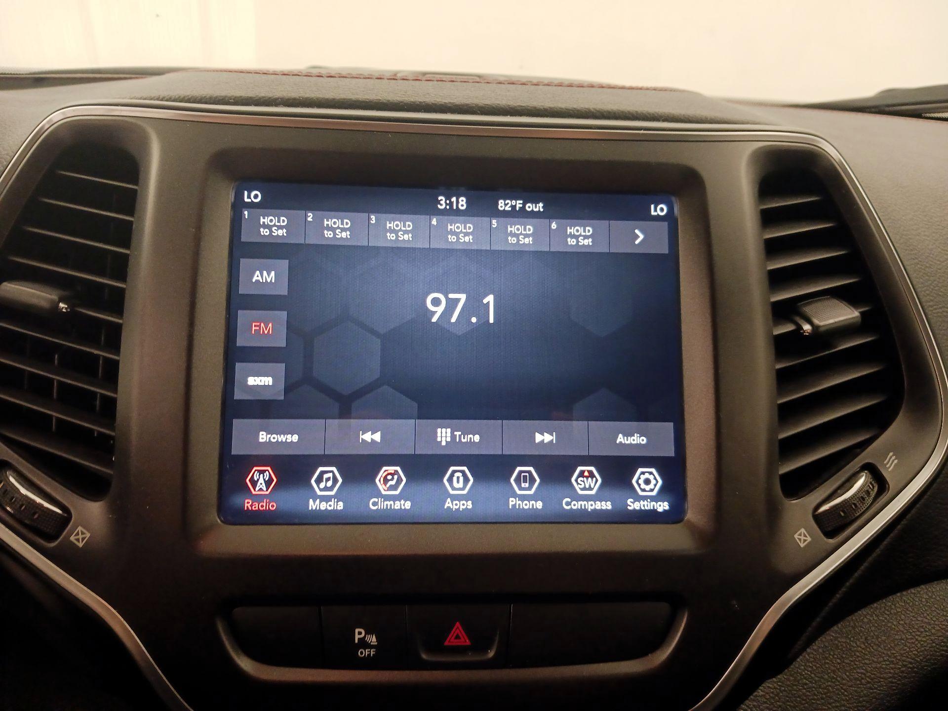 Thumbnail: 2019 Jeep Cherokee - 15