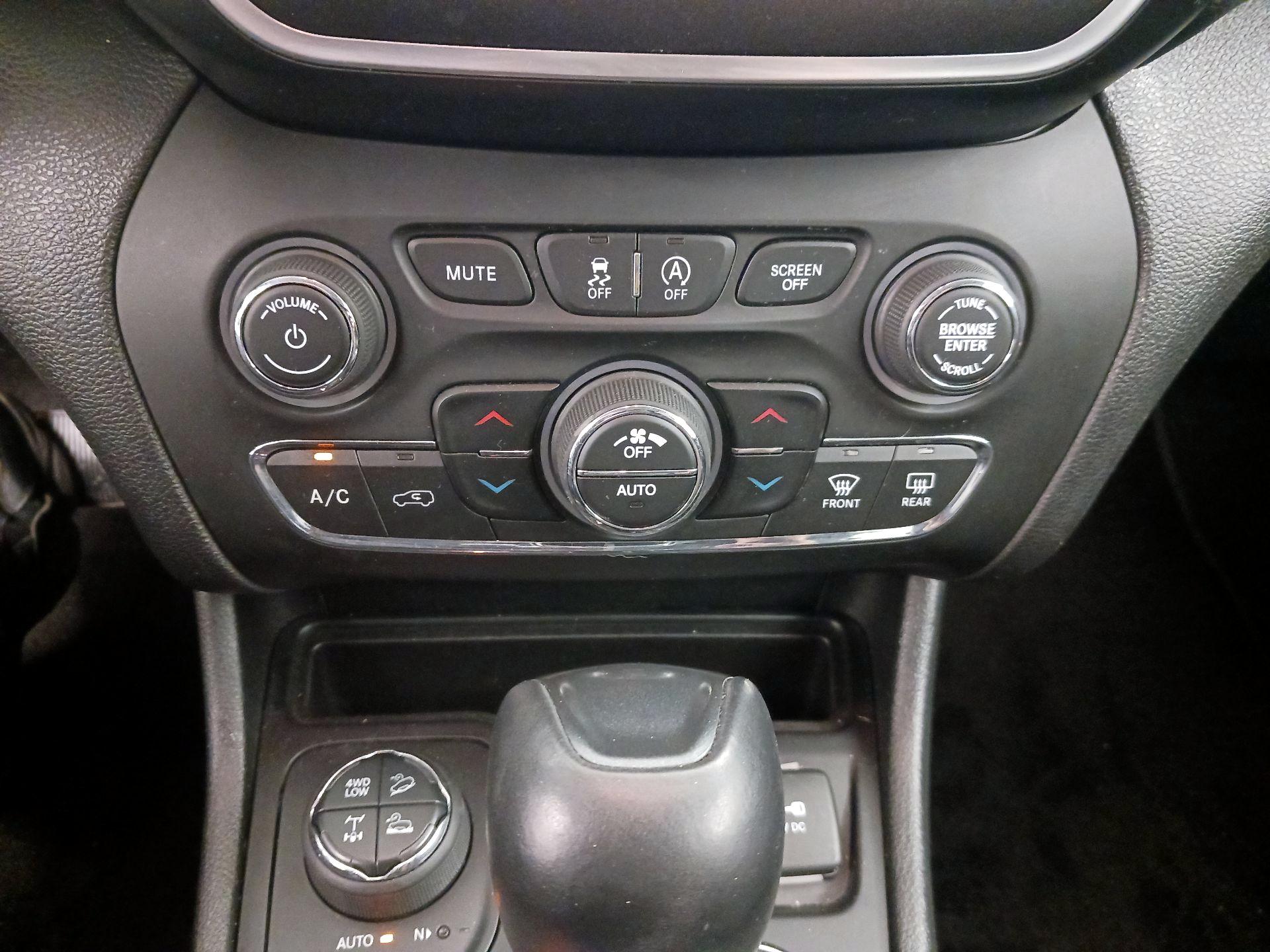 Thumbnail: 2019 Jeep Cherokee - 16
