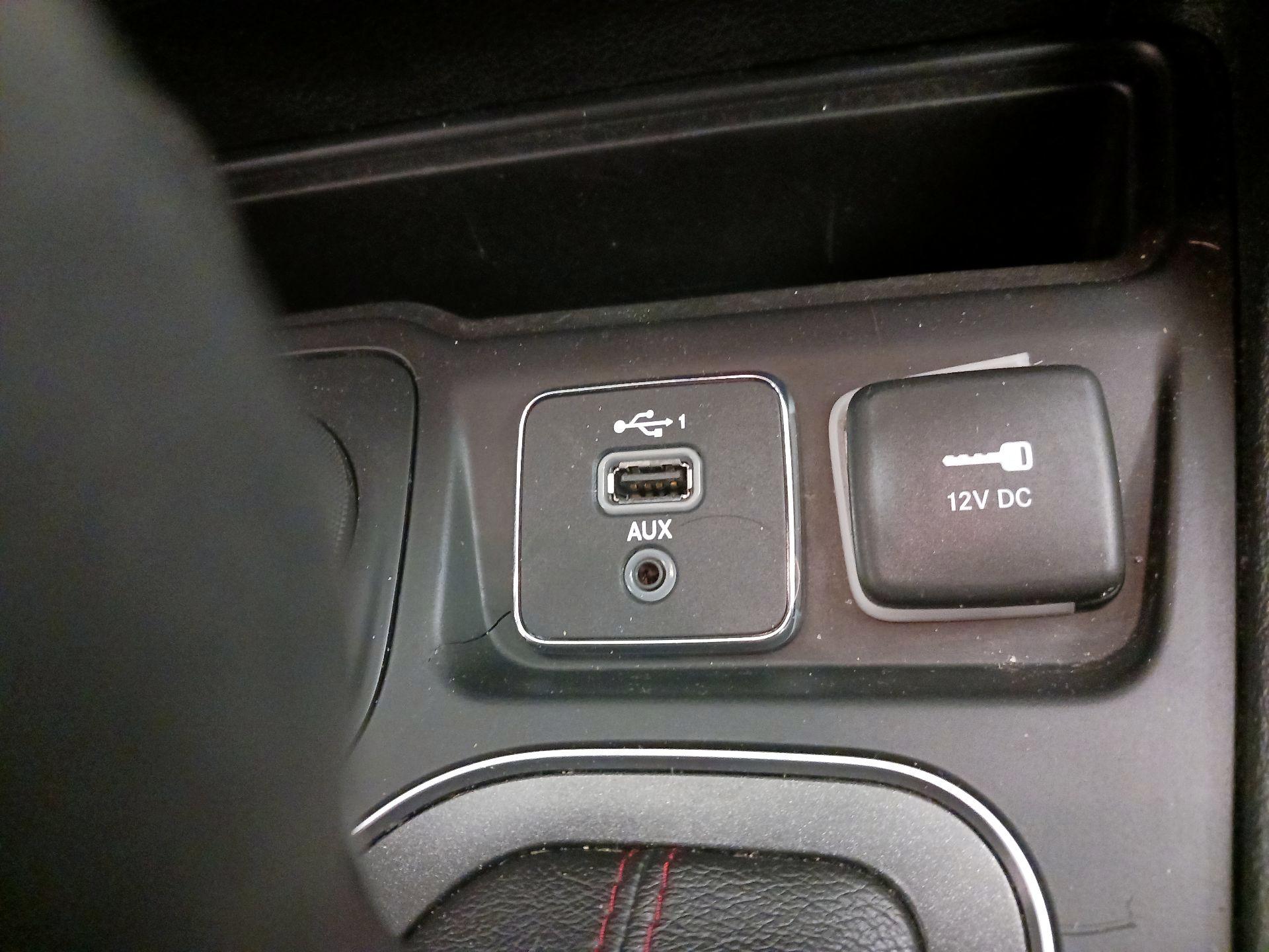 Thumbnail: 2019 Jeep Cherokee - 18