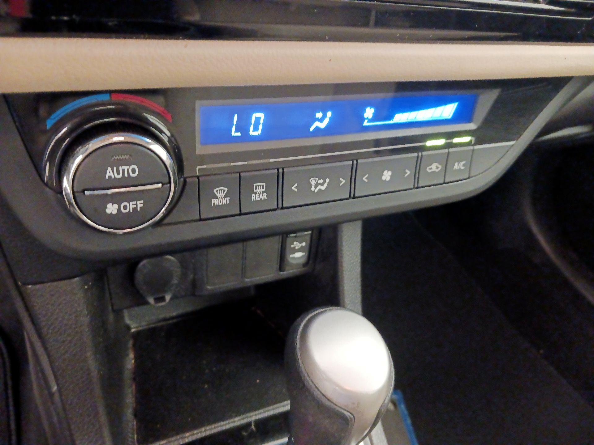 Thumbnail: 2015 Toyota Corolla - 16