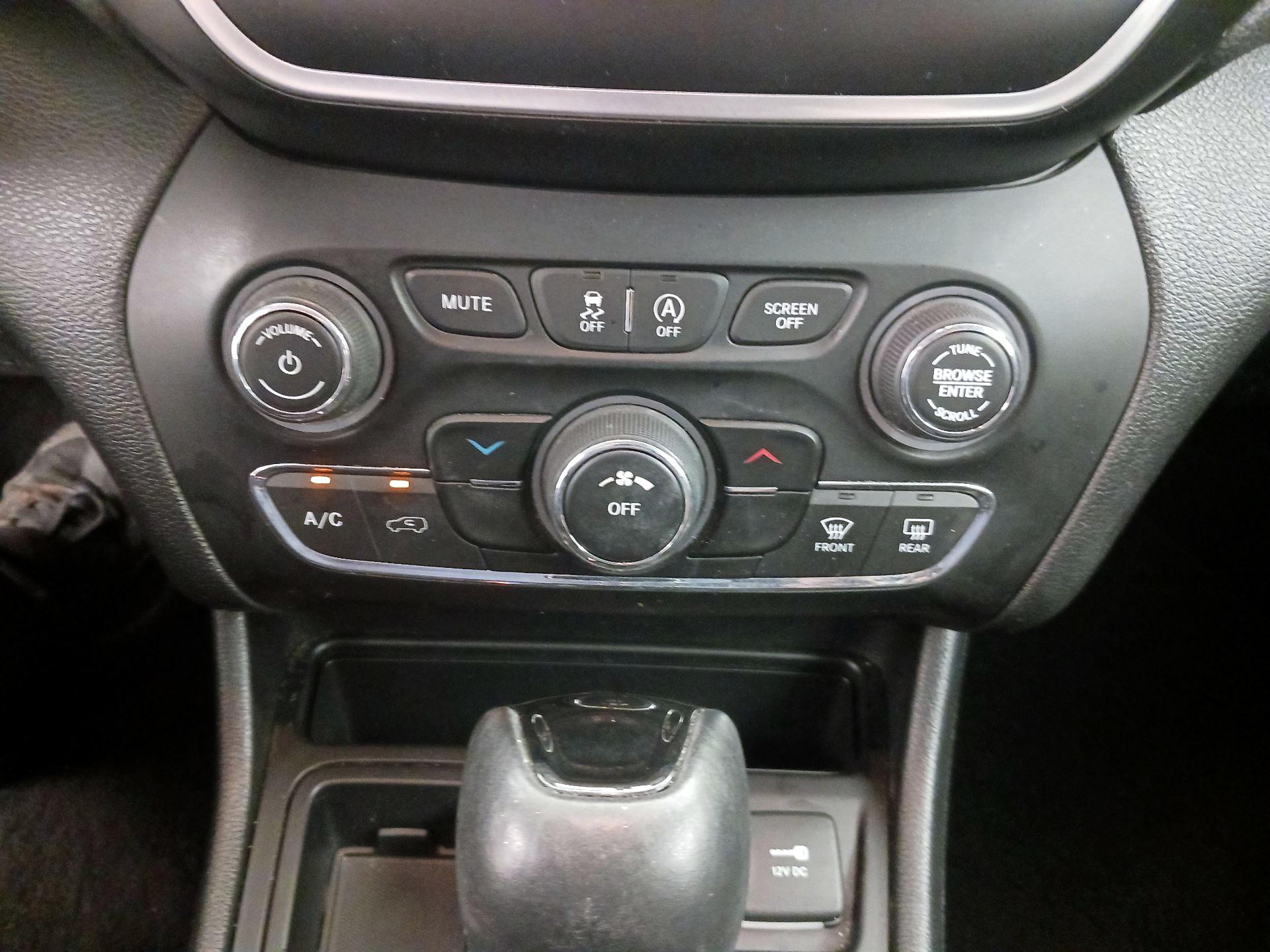 Thumbnail: 2019 Jeep Cherokee - 16