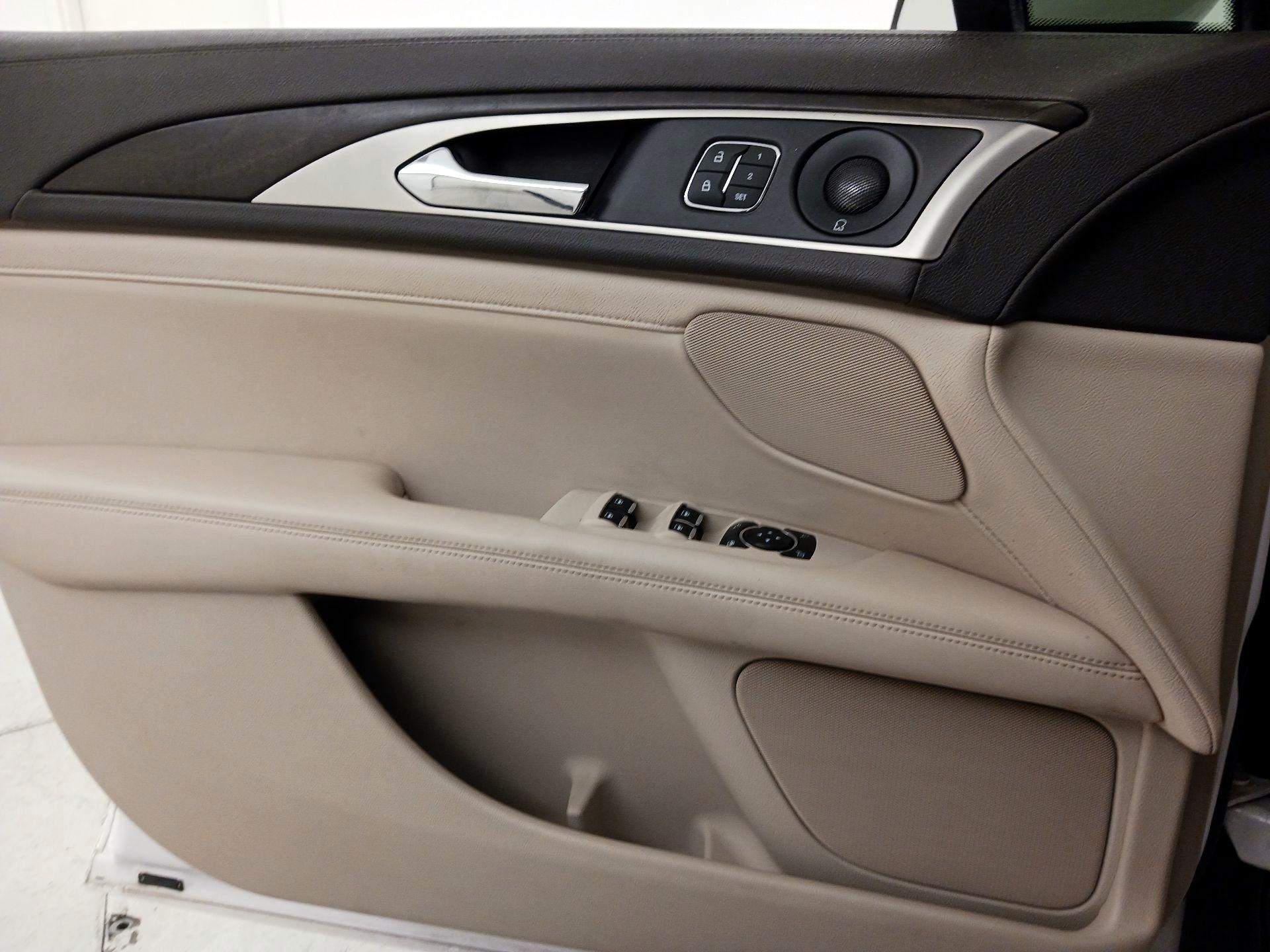 Thumbnail: 2020 Lincoln MKZ - 12