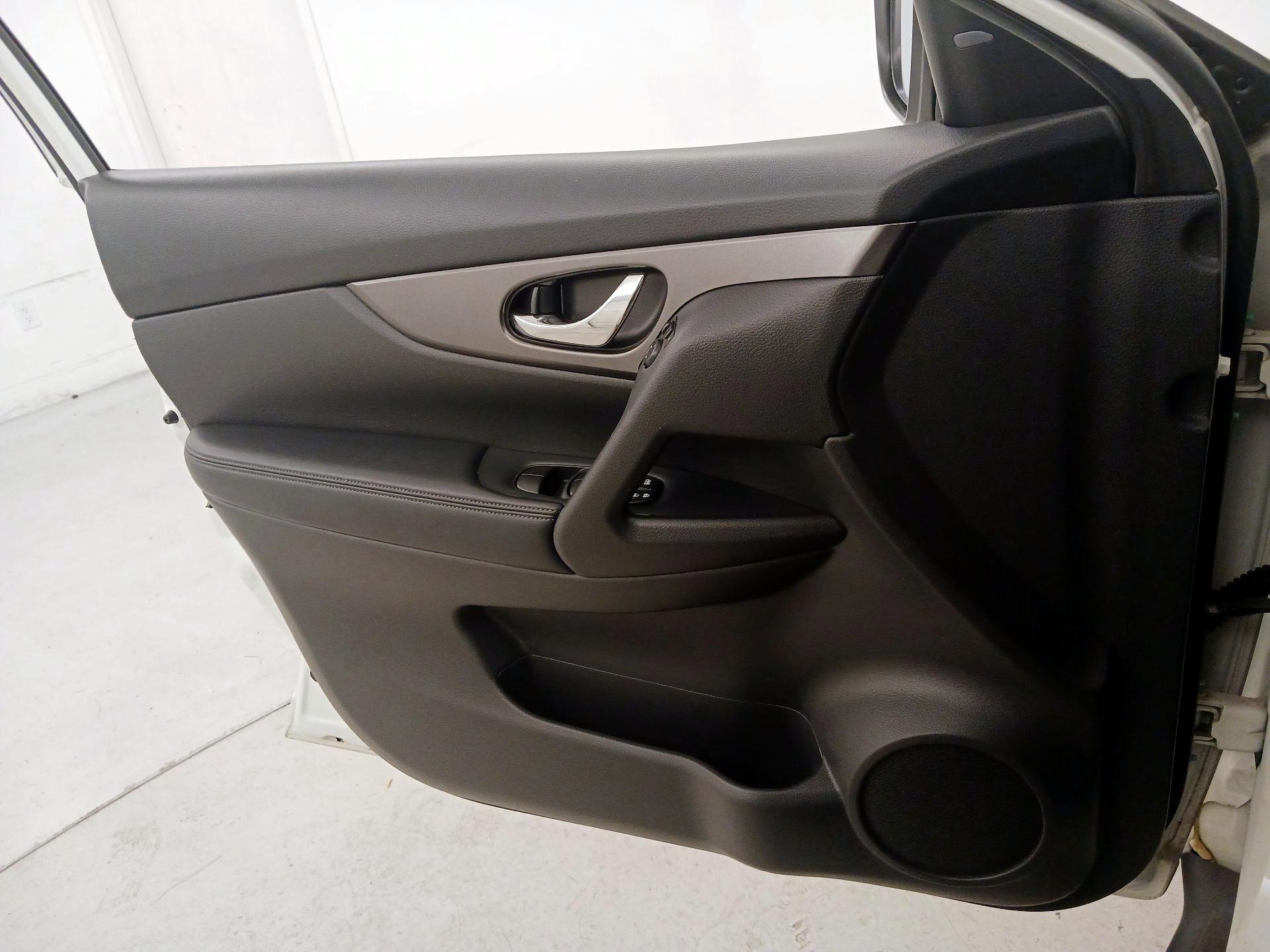 Thumbnail: 2016 Nissan Rogue - 12