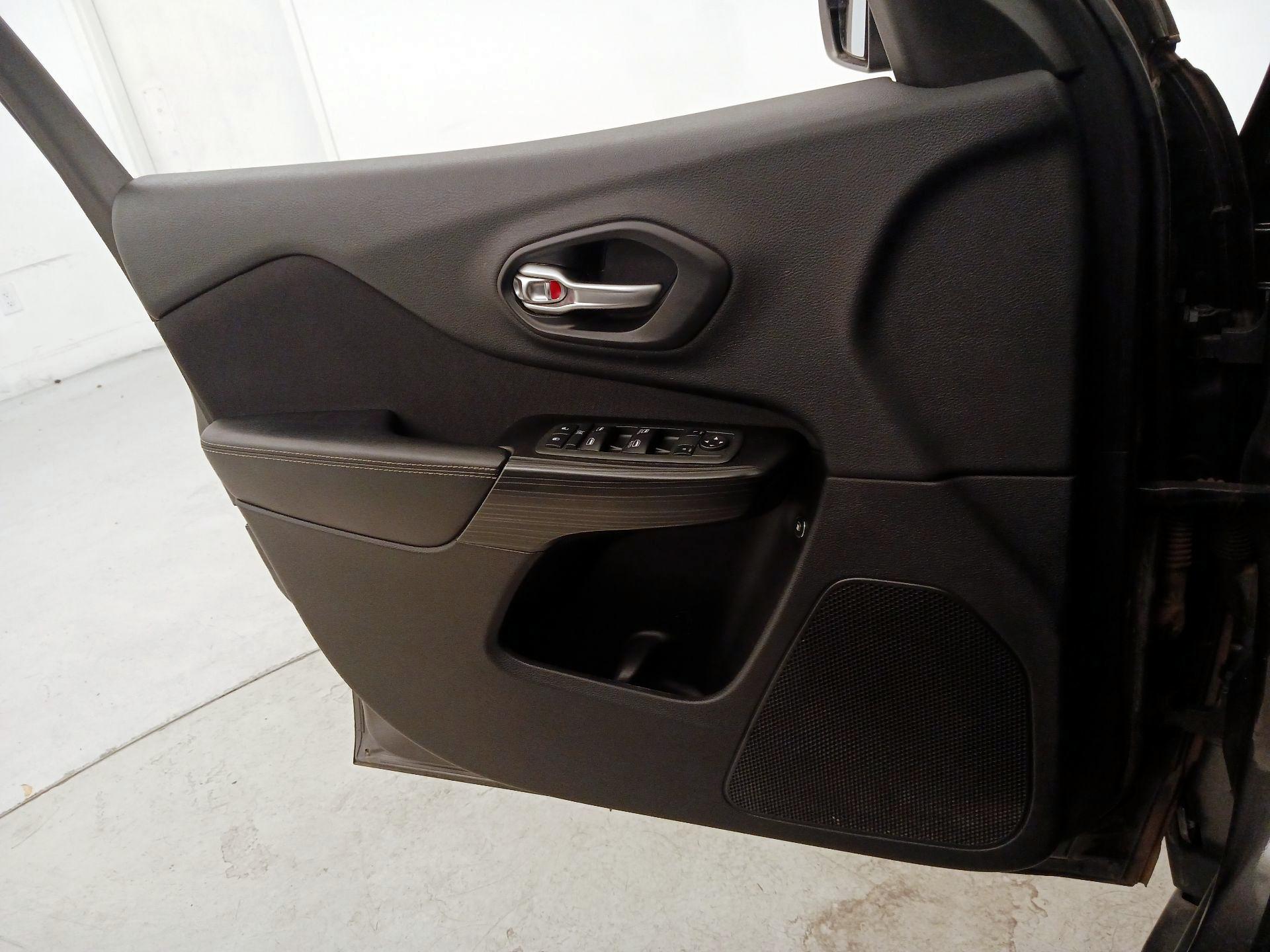 Thumbnail: 2014 Jeep Cherokee - 12